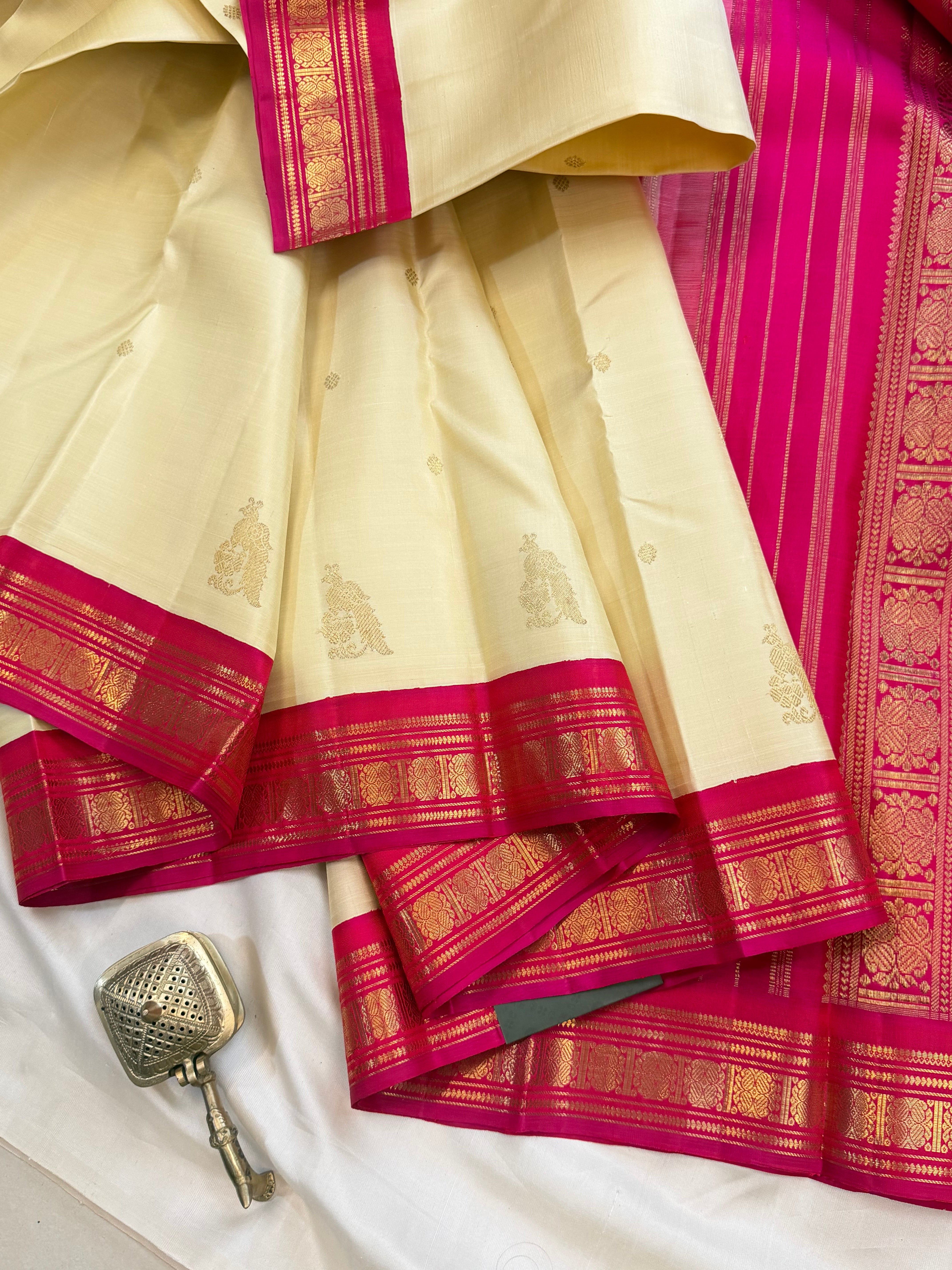 Malligai : off white Korvai beetu Butta pure Zari Kanjipuram silk