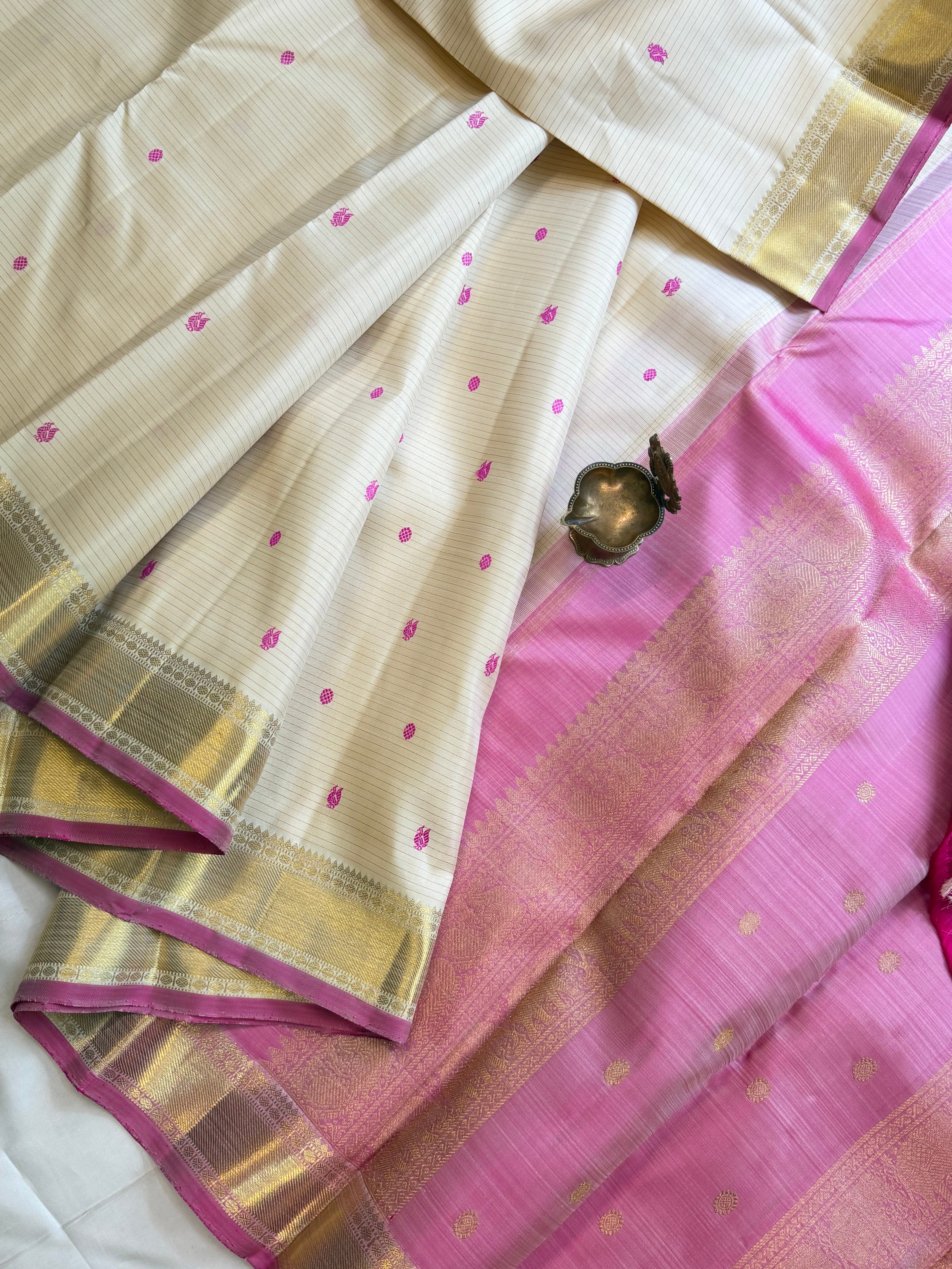 Malligai : off white thread Oosi Butta Zari Kanjipuram silk
