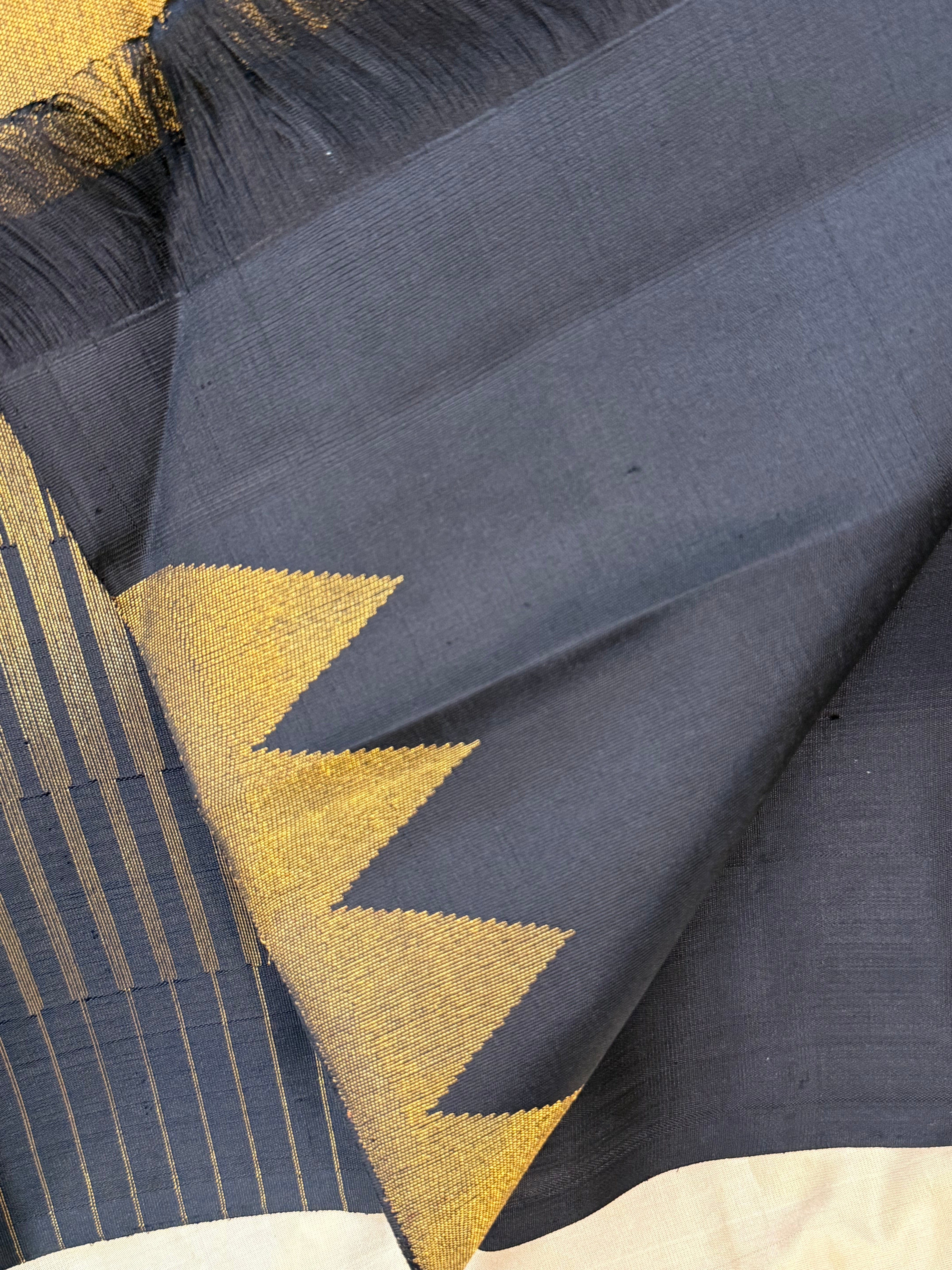 Black 8 kol temple / Kanjipuram silk