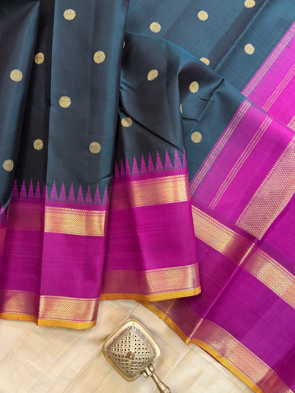 Colours of Navarathri bottle green Korvai Butta  / pure Kanjipuram silk