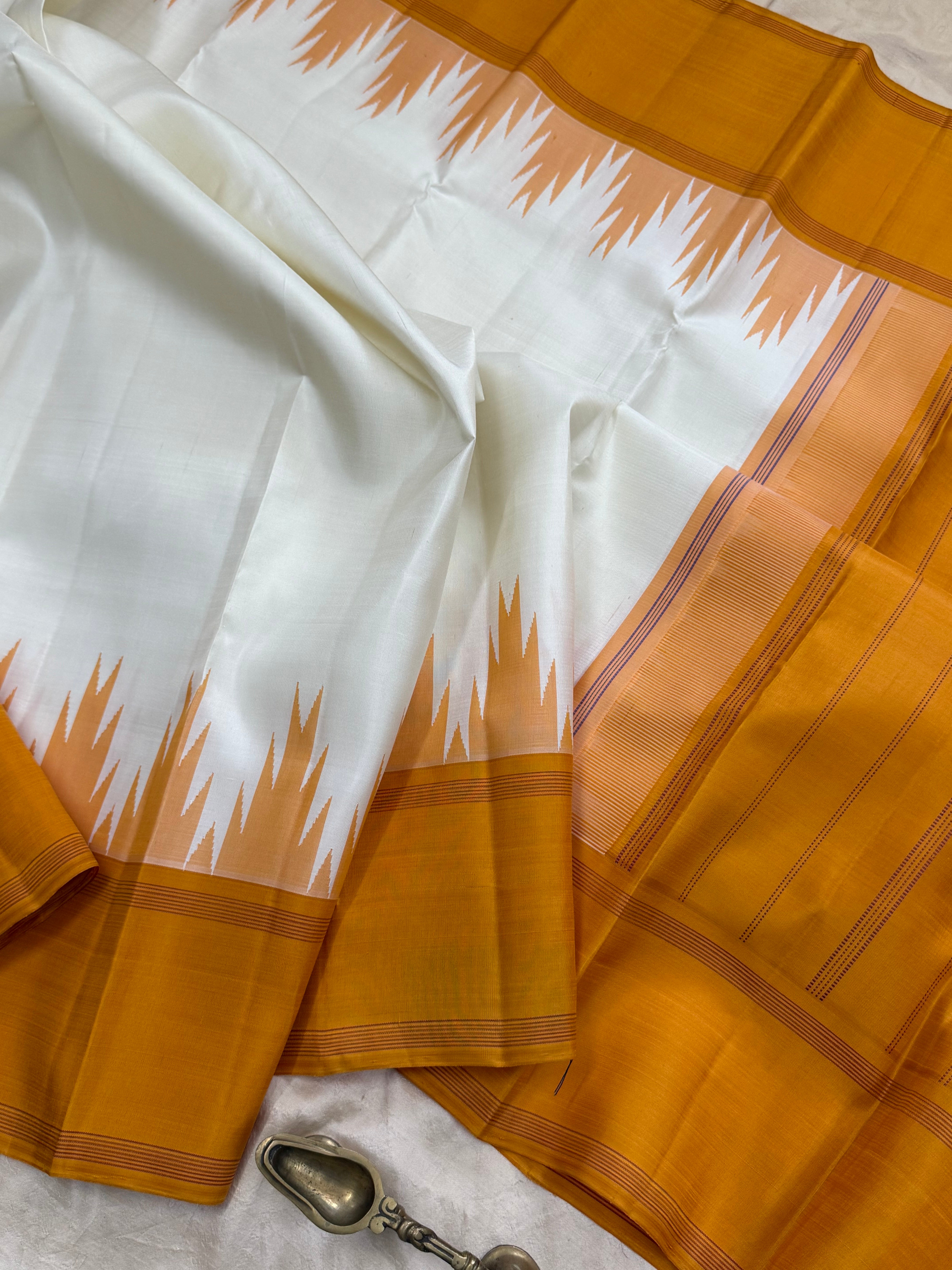 Off white Thalampu rekku/Aarani silk