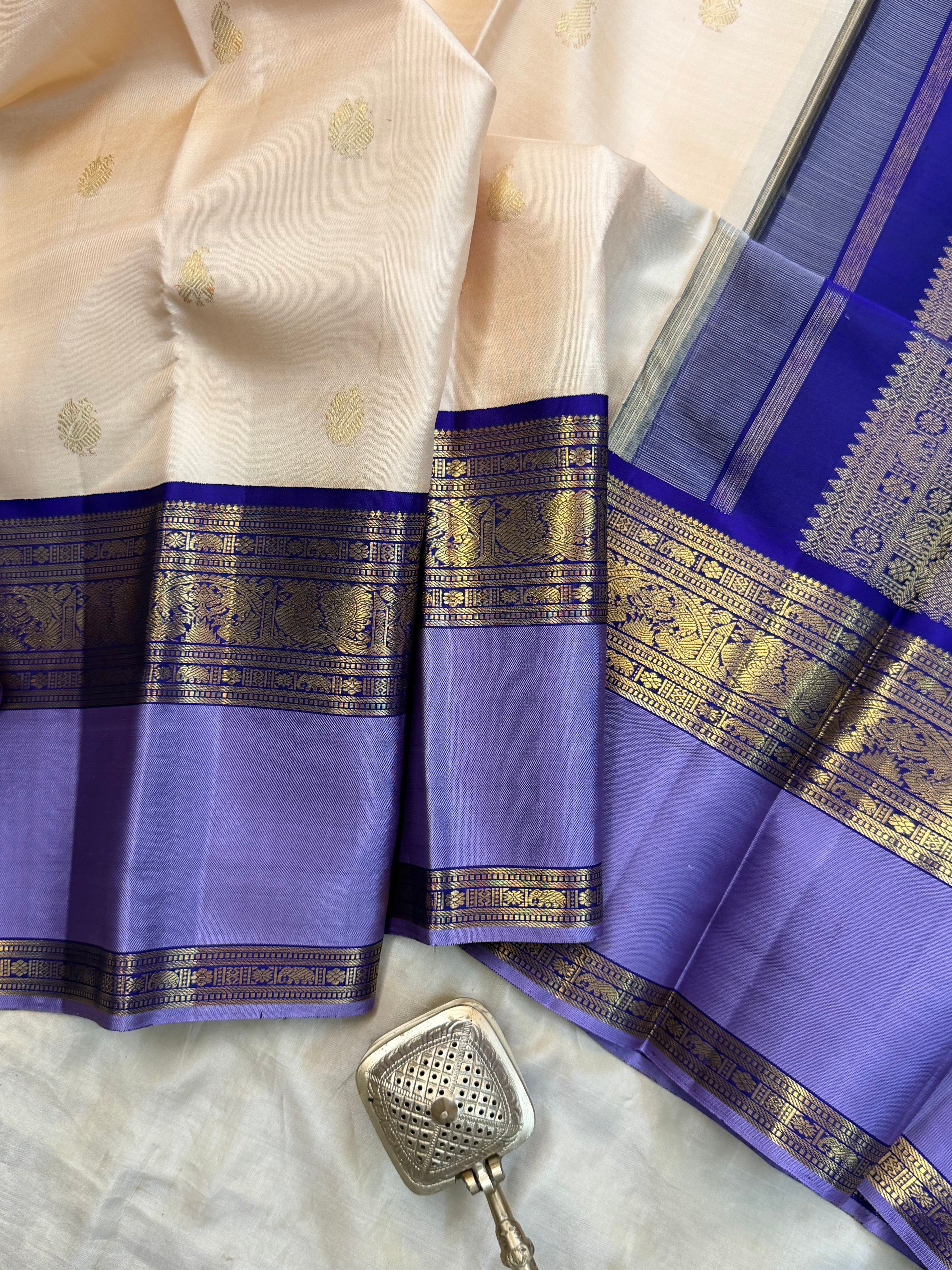 Onam collection: cream Korvai kaal erangina border / pure zari Kanjipuram silk