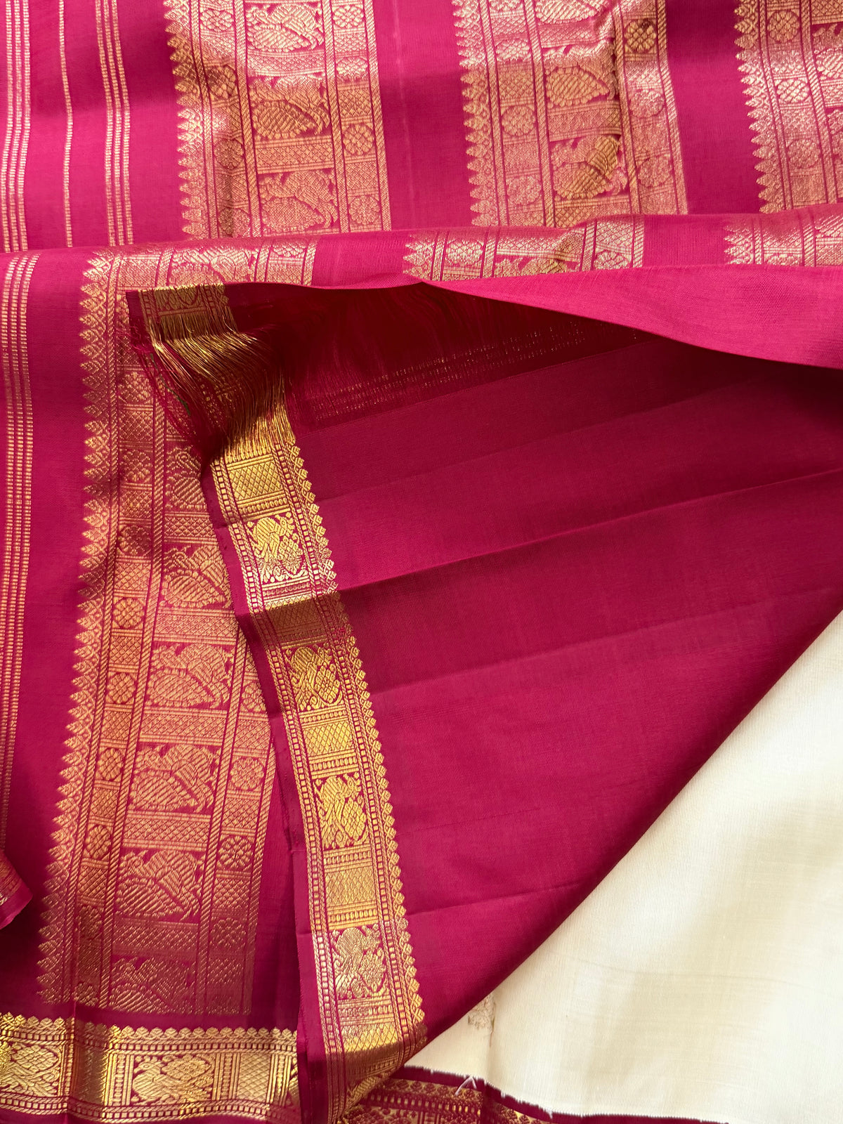 Off white Kai Korvai small pet  Kanjipuram silk