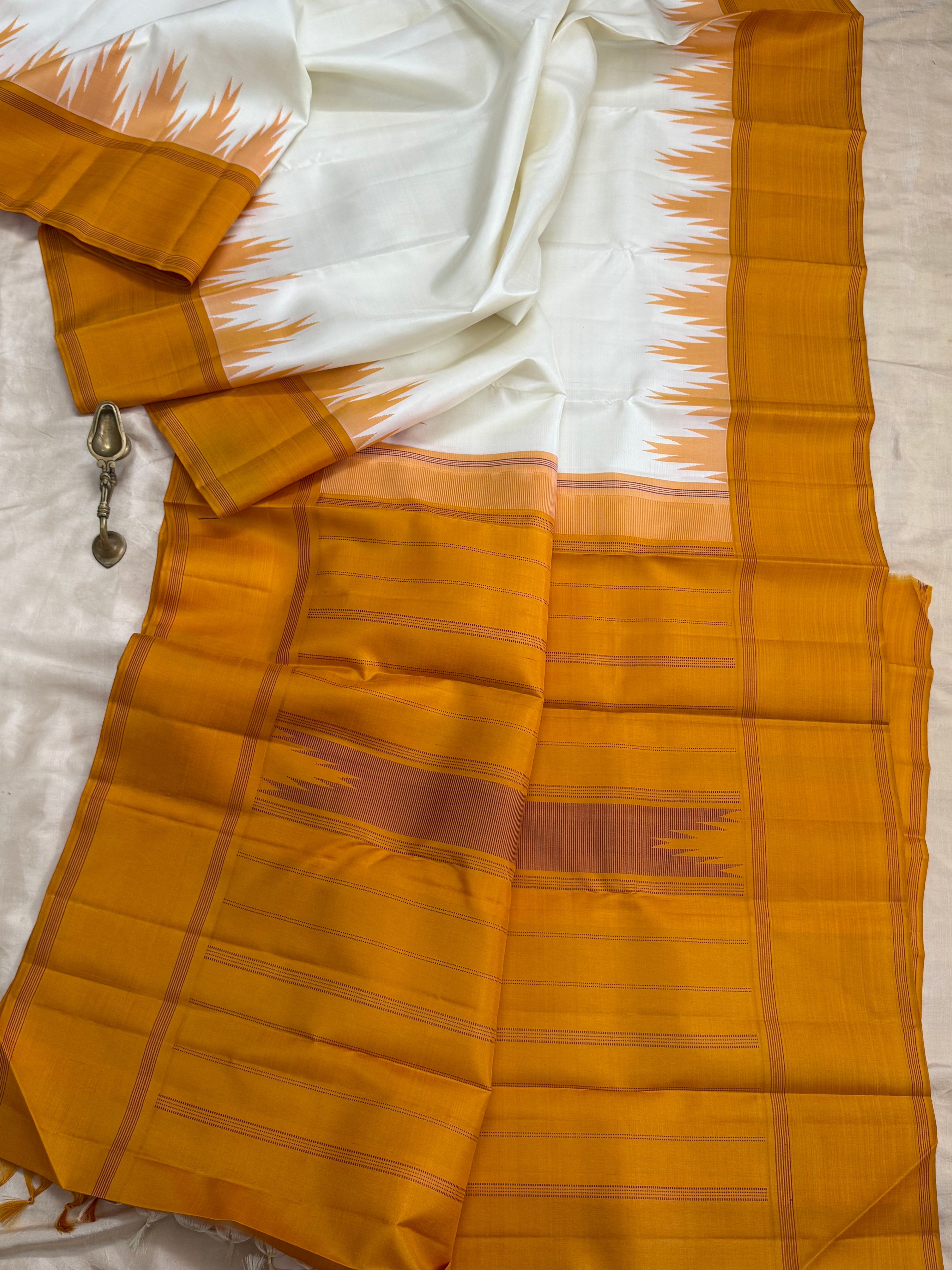 Off white Thalampu rekku/Aarani silk