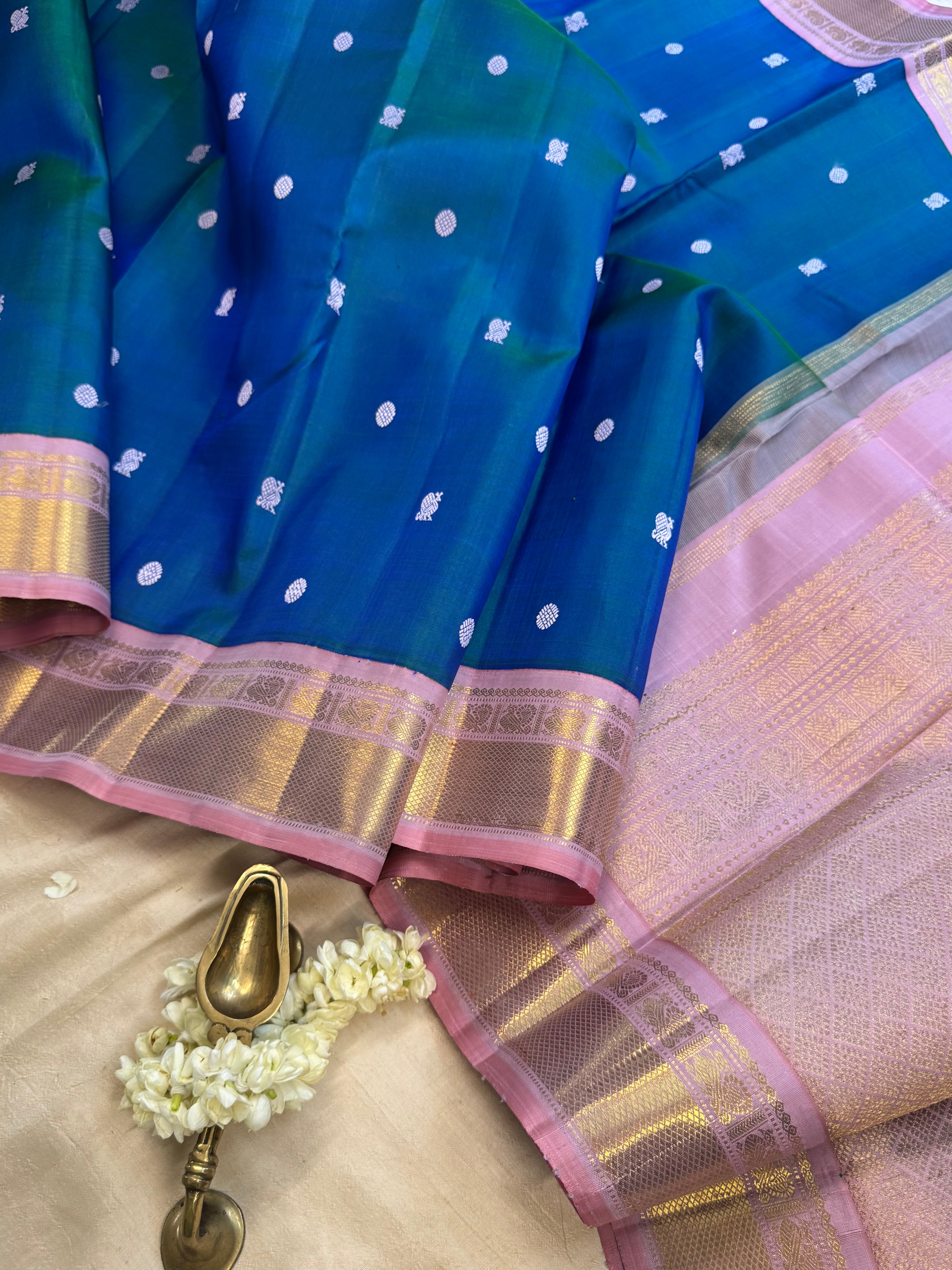 Mayilkazhuthu kai korvai / kanjipuram silk