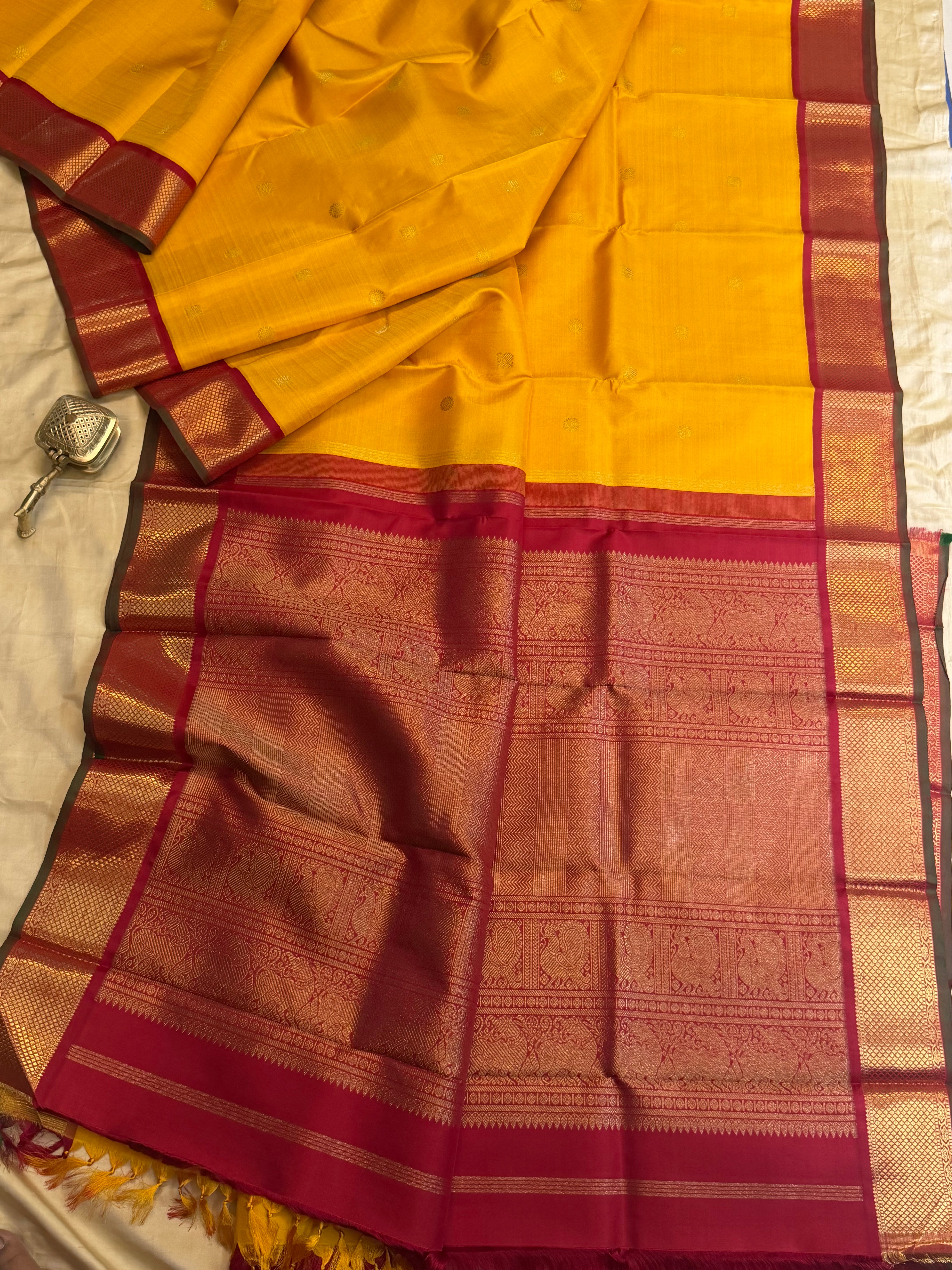 Golden manjal korvai / kanjipuram silk