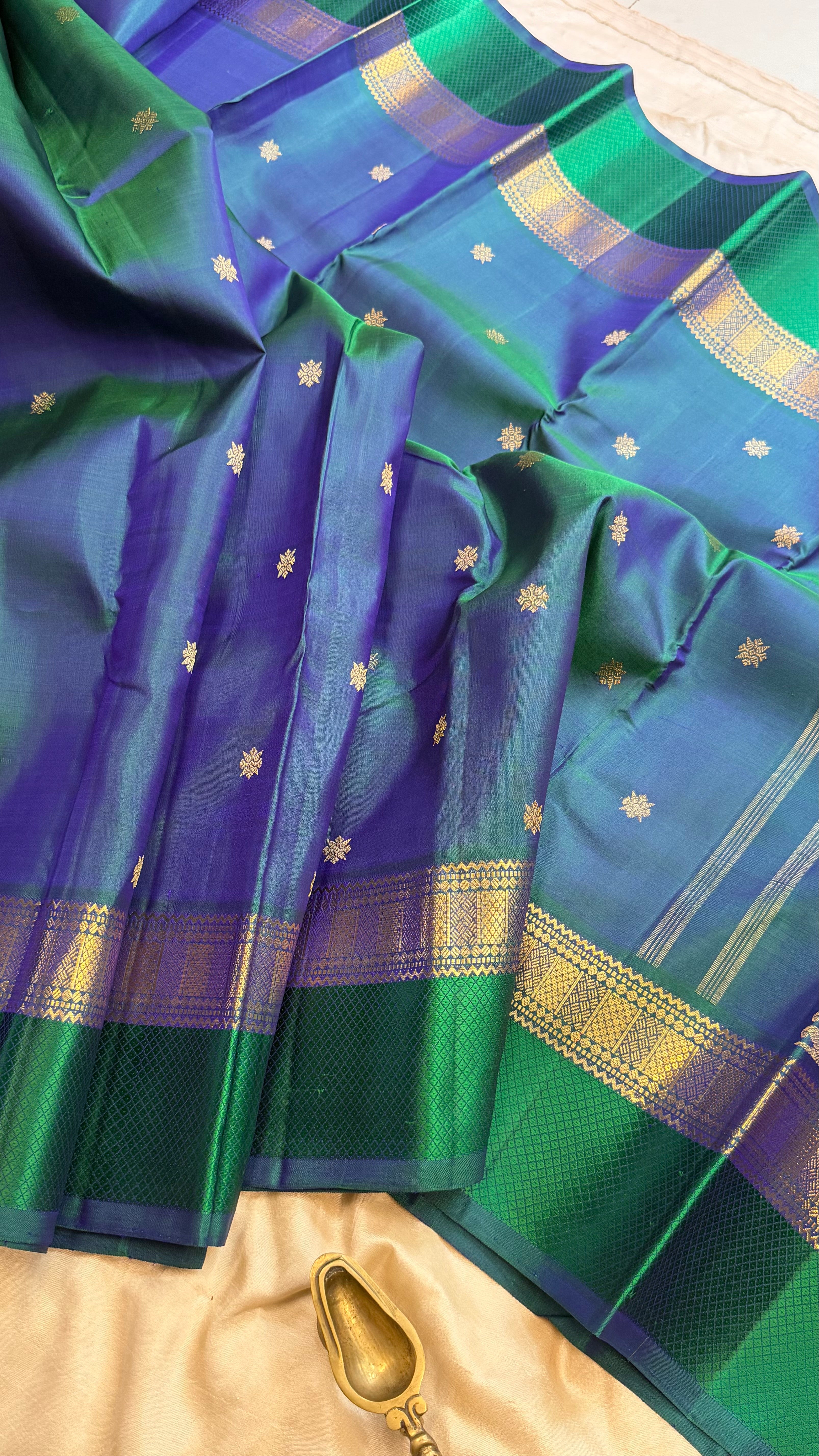 Mayilkazhuthu skirt  border saree / Kanjipuram silk