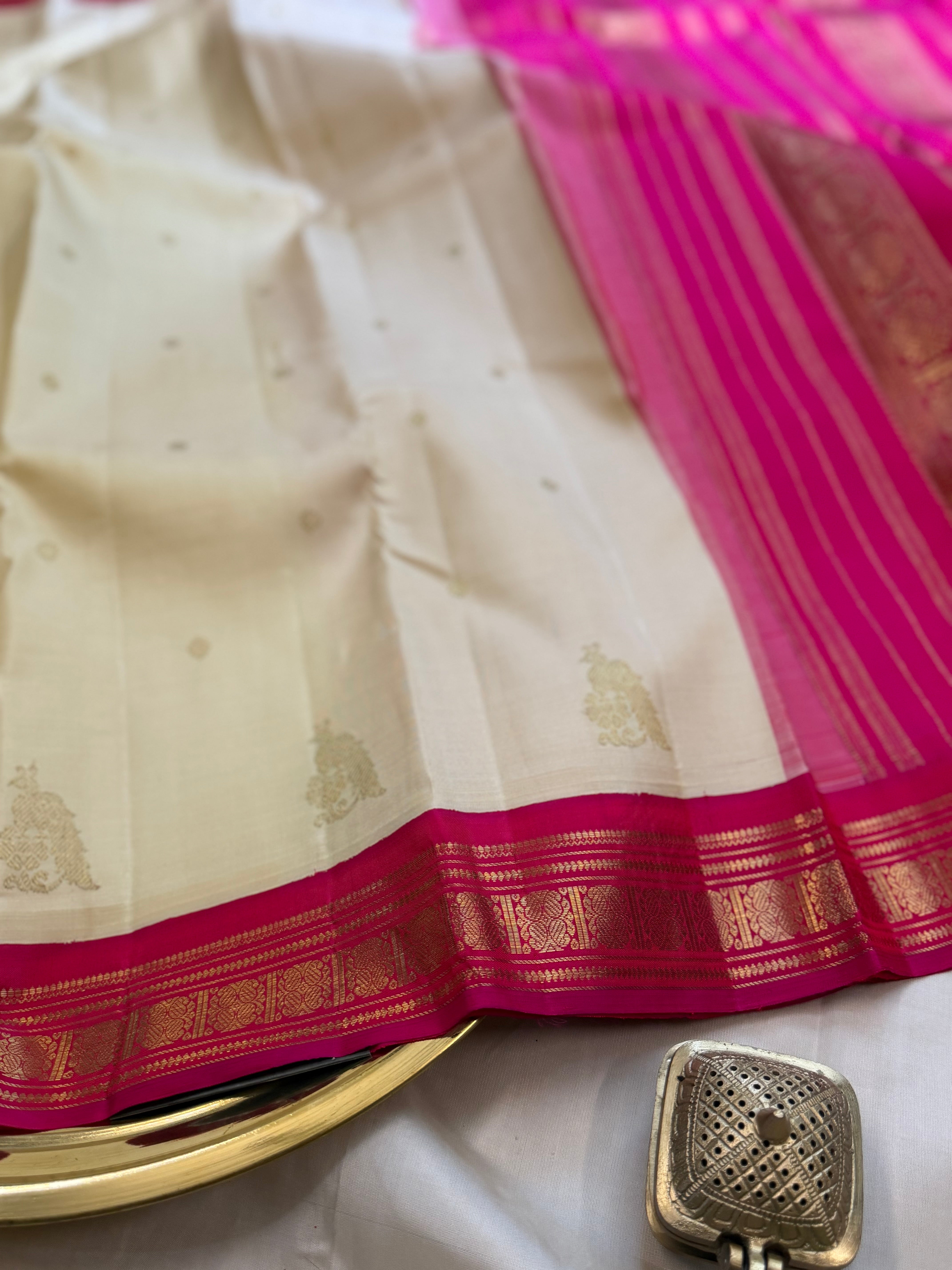 Malligai : off white Korvai beetu Butta pure Zari Kanjipuram silk