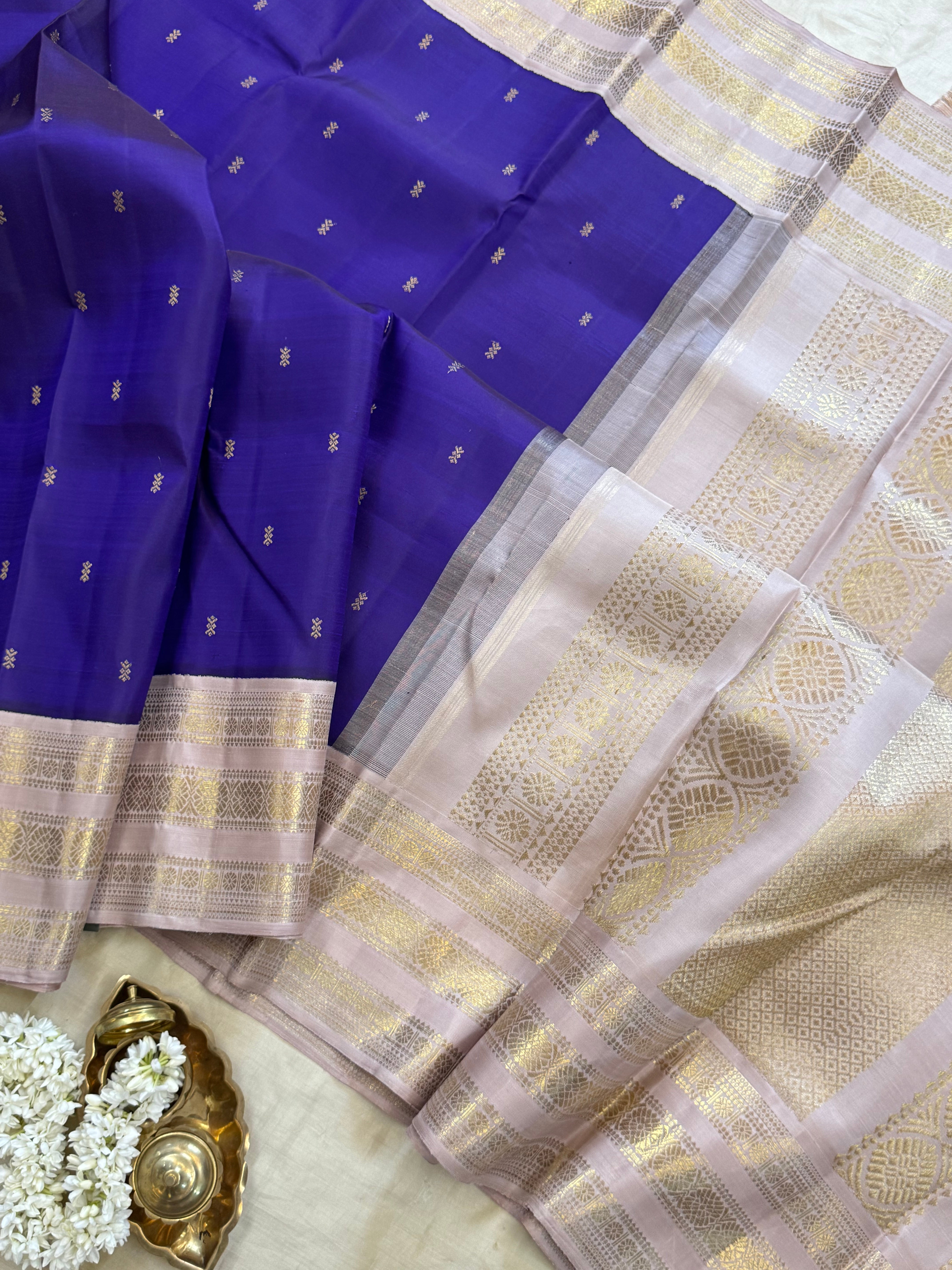 Deep indigo violet body with varisapet border CLSA7583