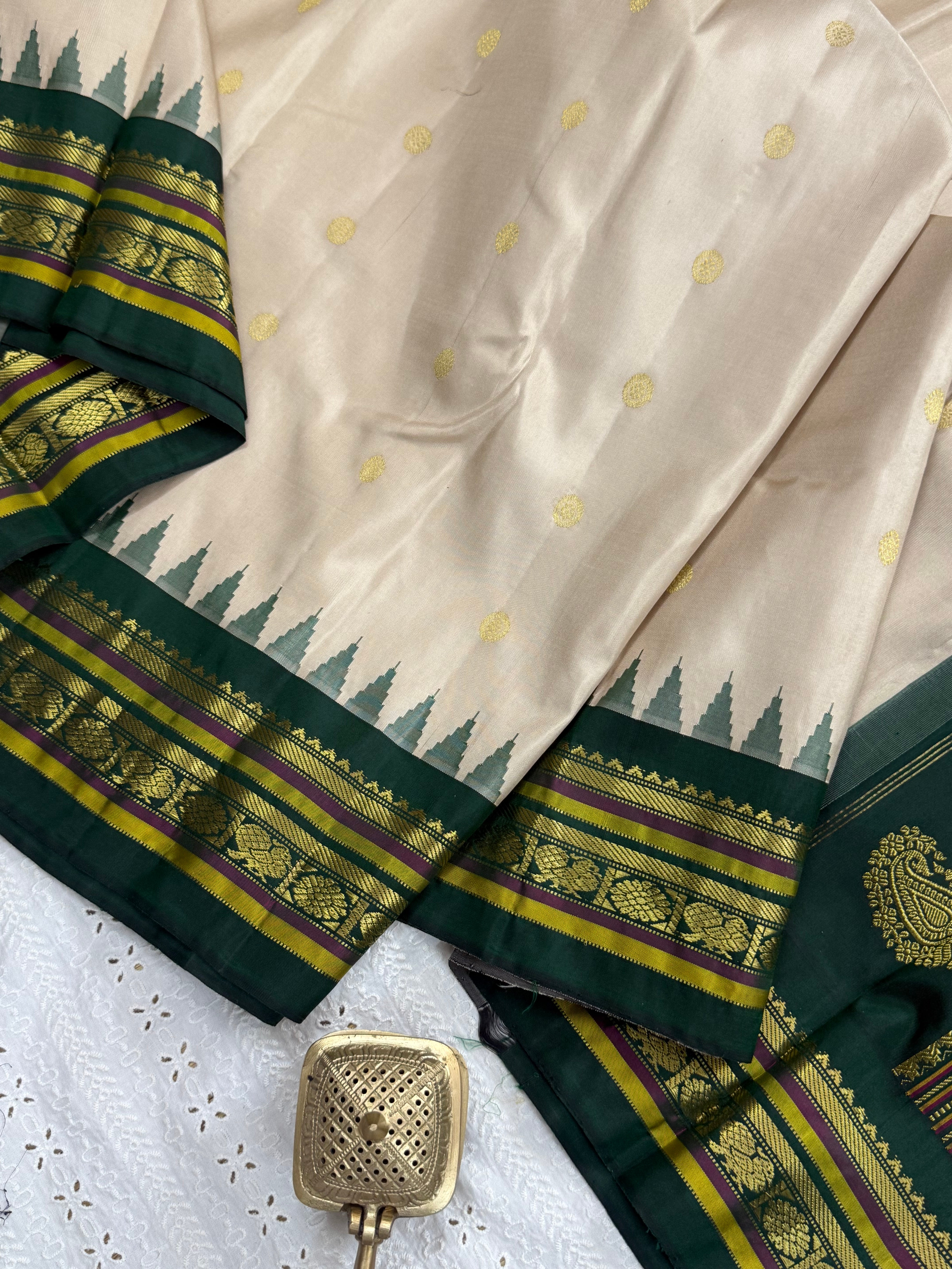 Off sandal and green / Gadwal silk CL9310
