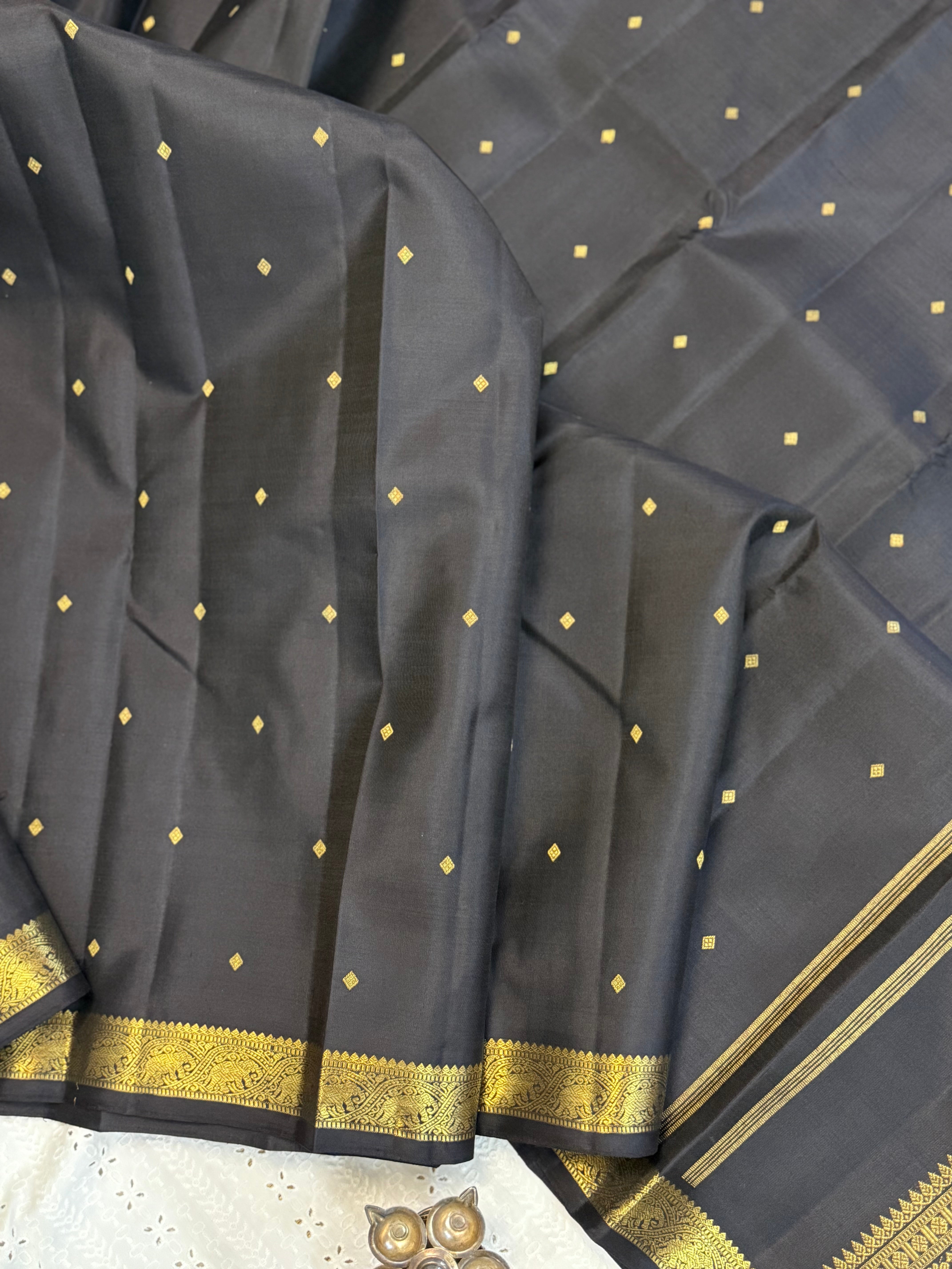 Black small border  / Kanjipuram silk