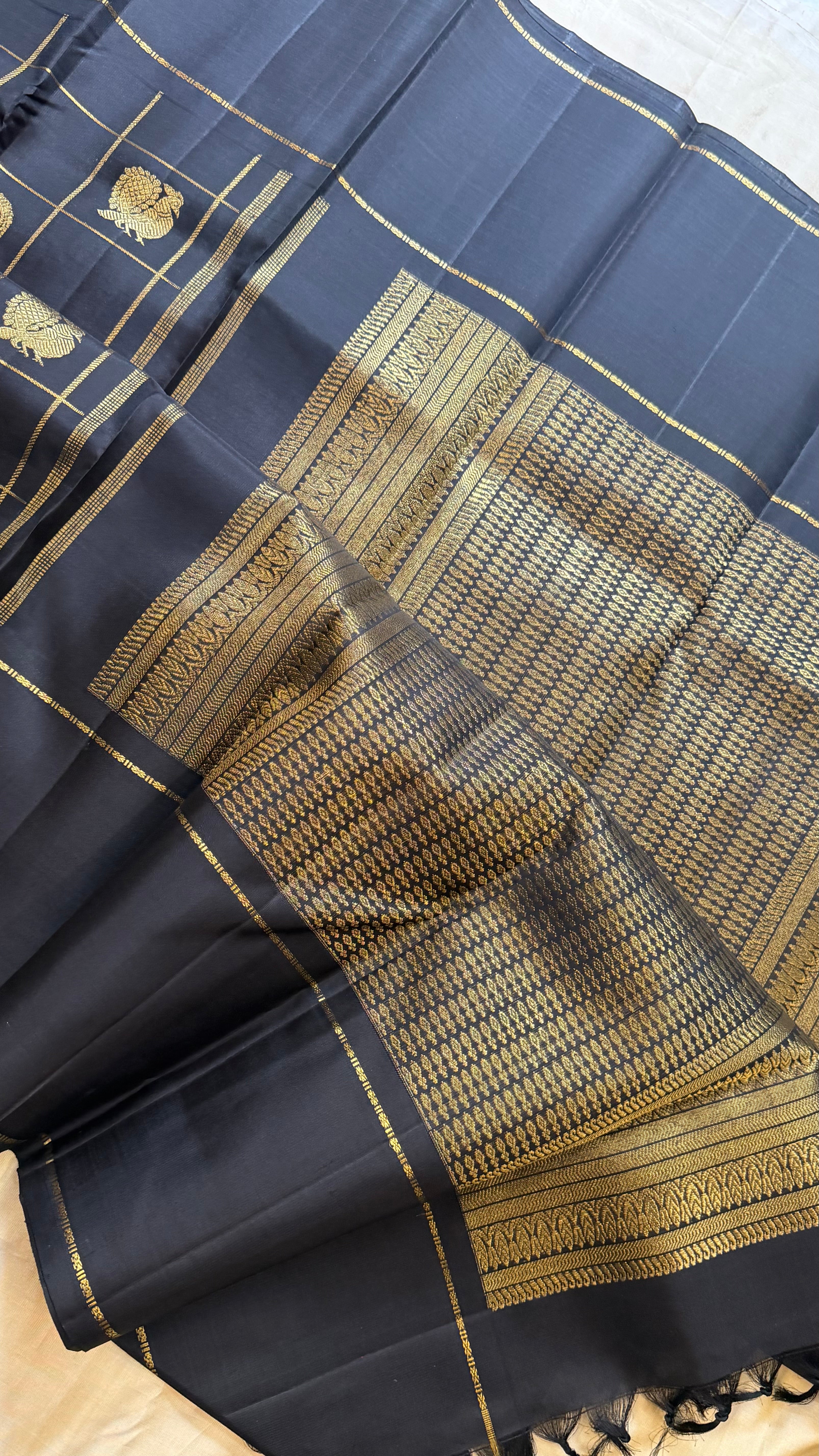 Vizhli: Black Kattam Annam chakram Butta  / Kanjipuram silk
