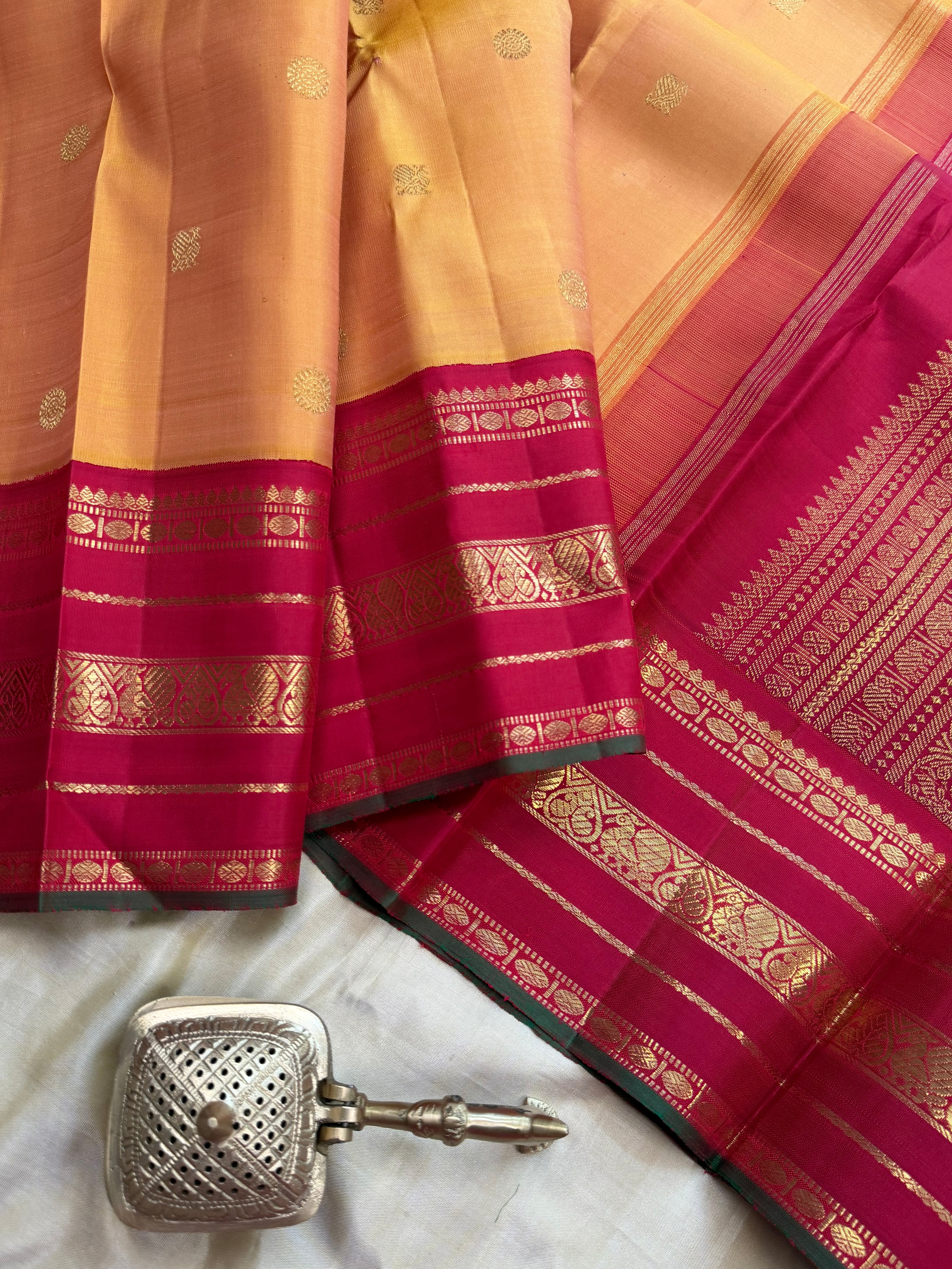 Simha Manjal jadanagam pet / kanjipuram silk