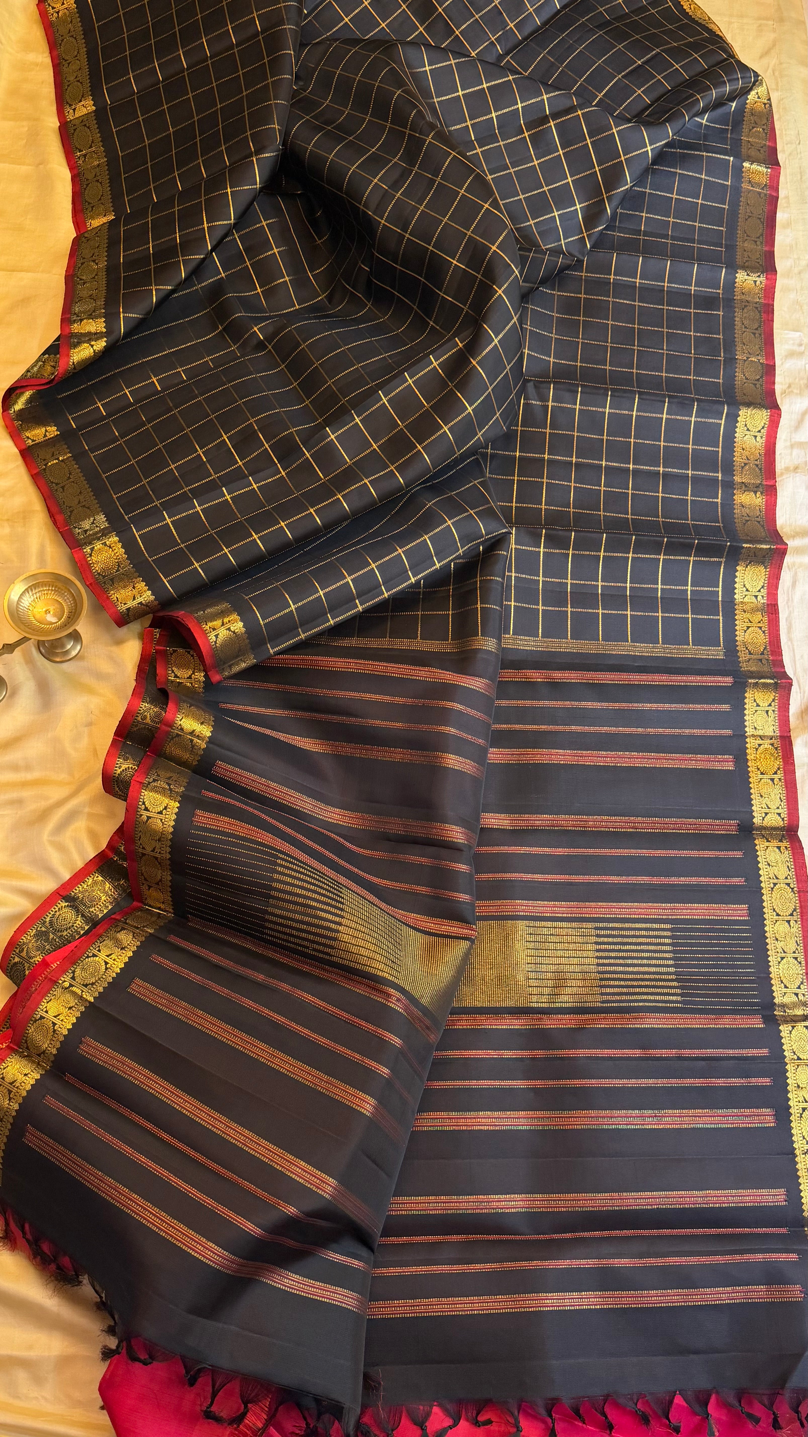 Black Zari Kattam.  / Kanjipuram silk