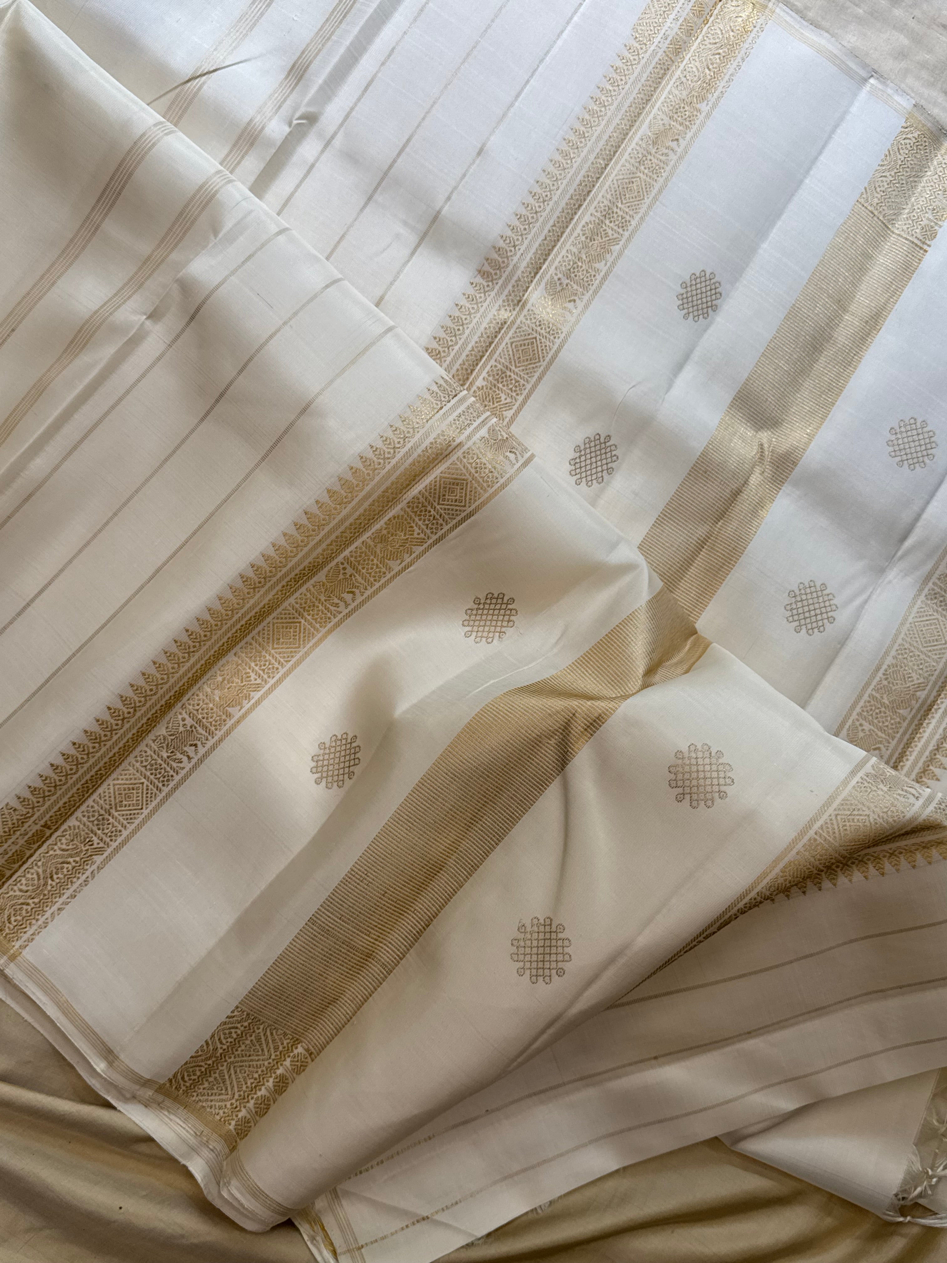 Off white pillayar moggu   / Kanjipuram silk