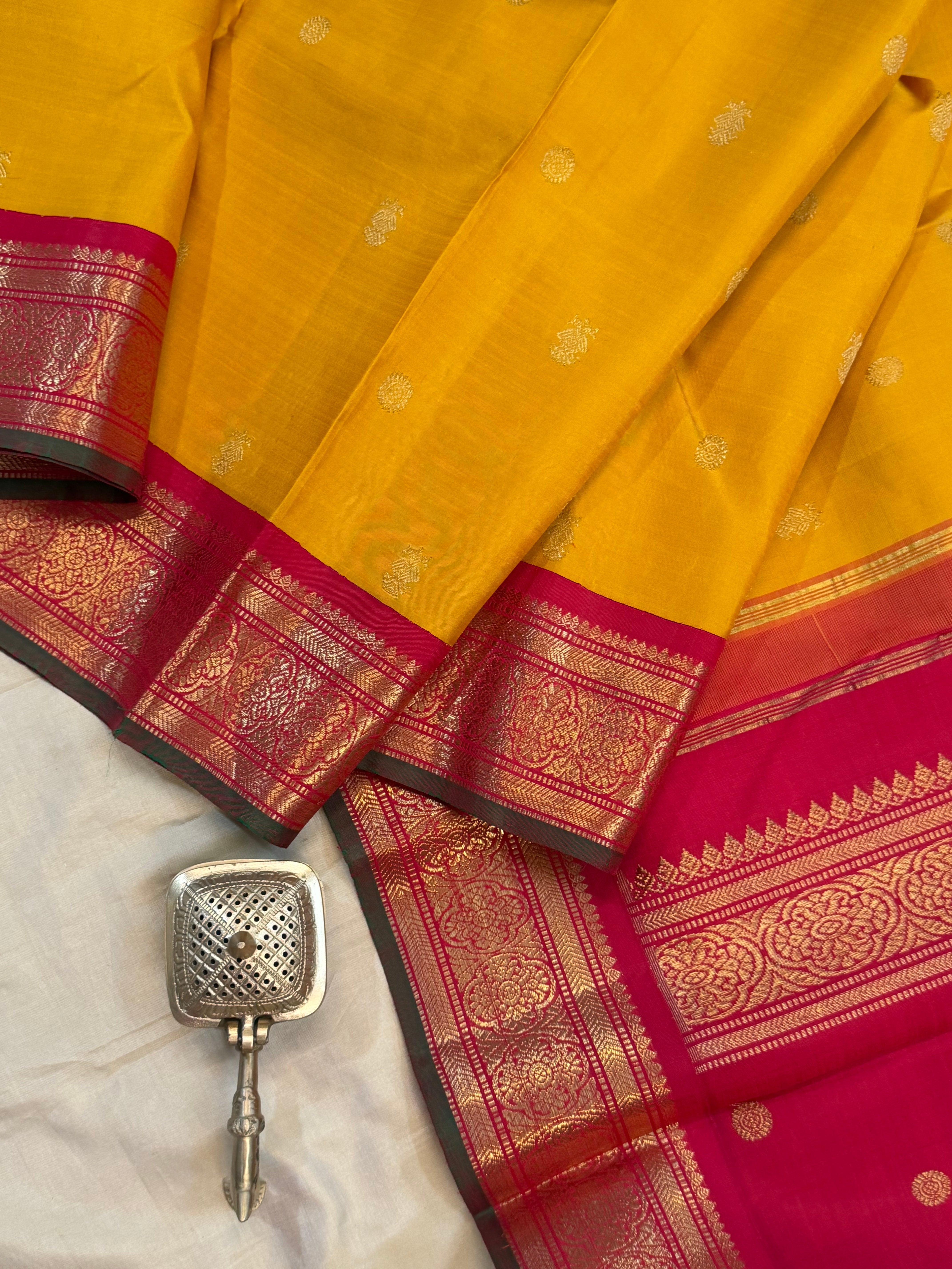 Golden manjal korvai / kanjipuram silk