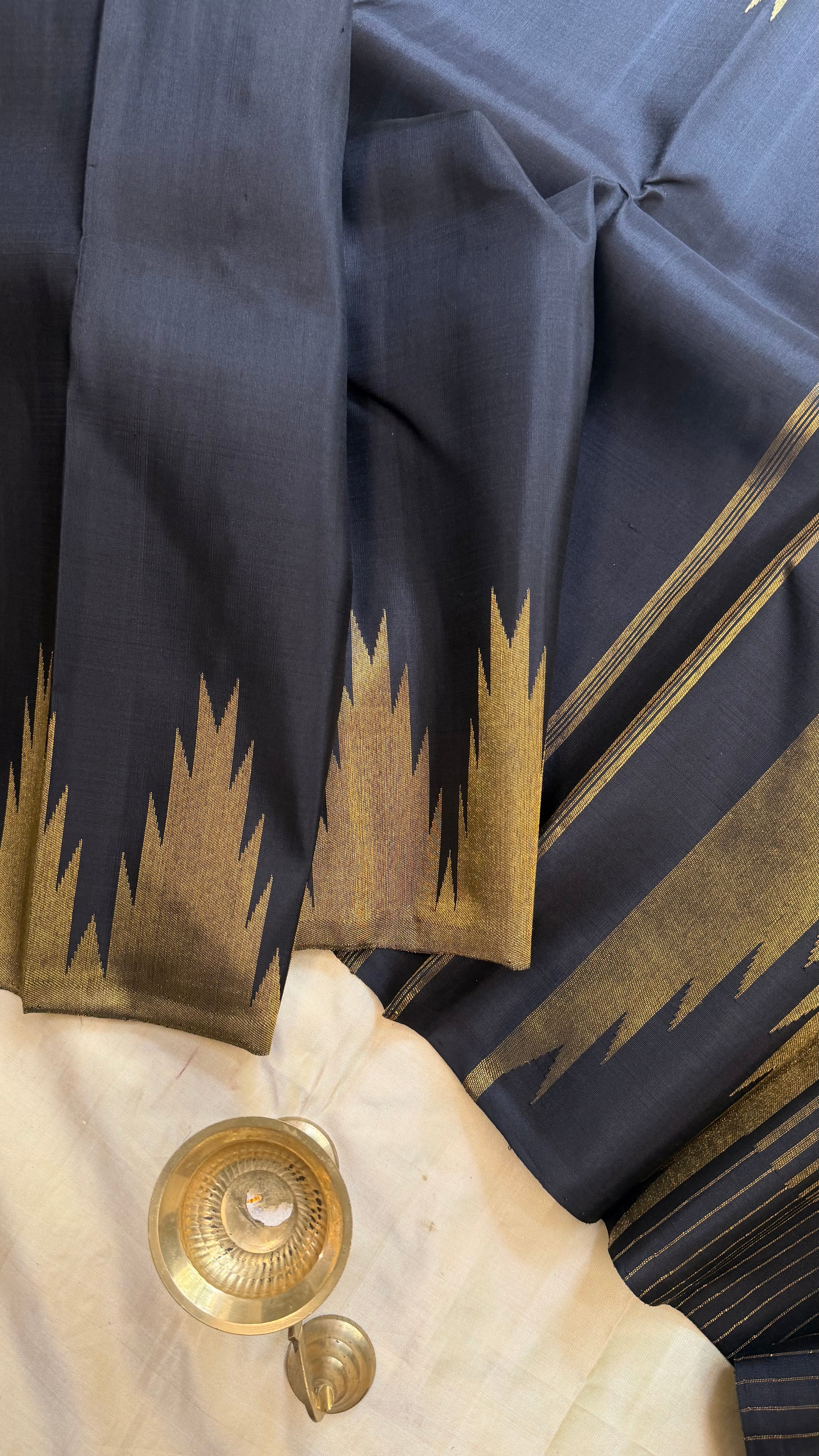 Vizhli: Black 8 Kol thazhamboo    / Kanjipuram silk