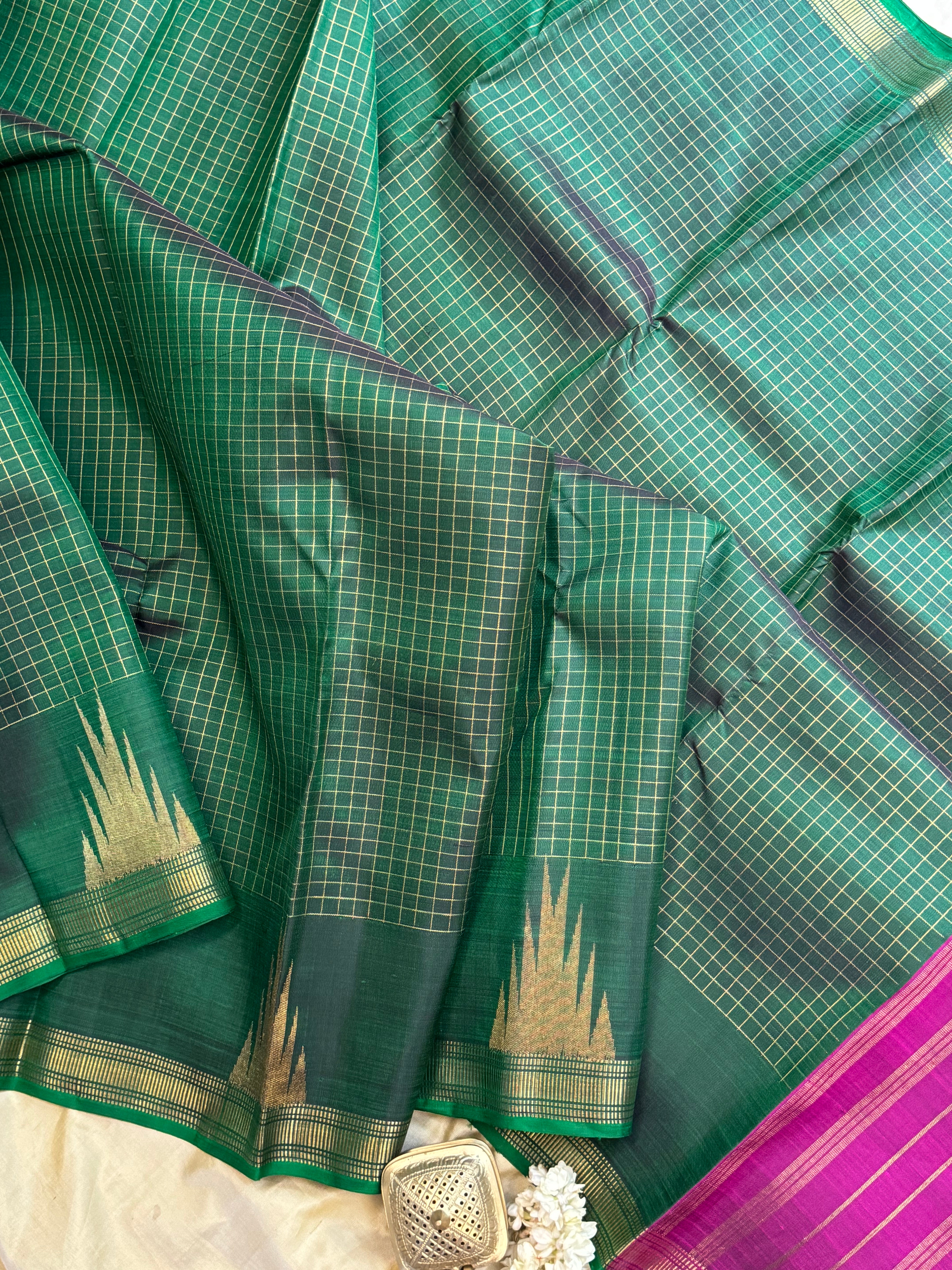 Green zari kattam temple border - contrast pallu / Kanjipuram silk CLSA528