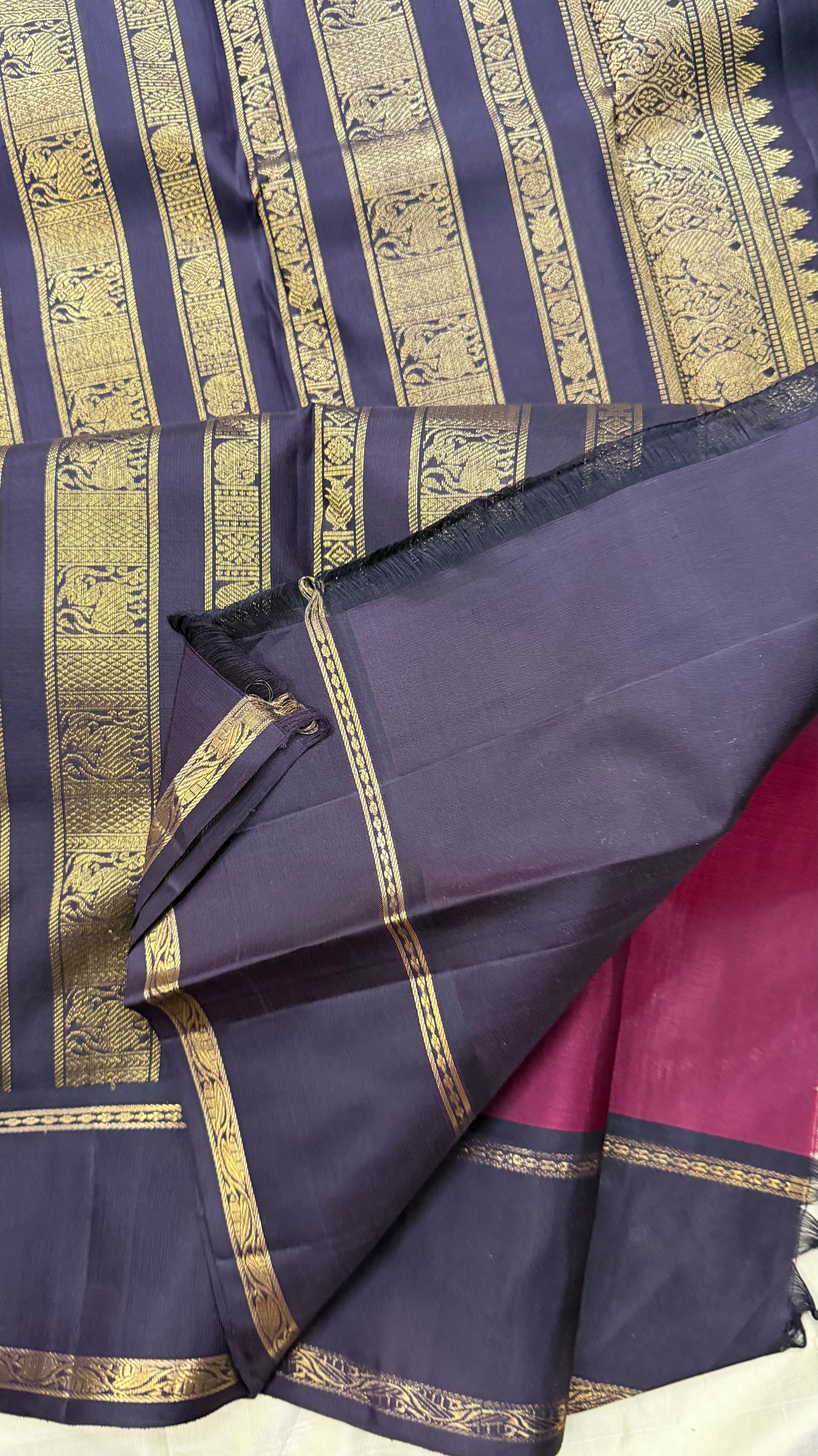 Wine shade Lehariya black border / Kanjipuram Silk