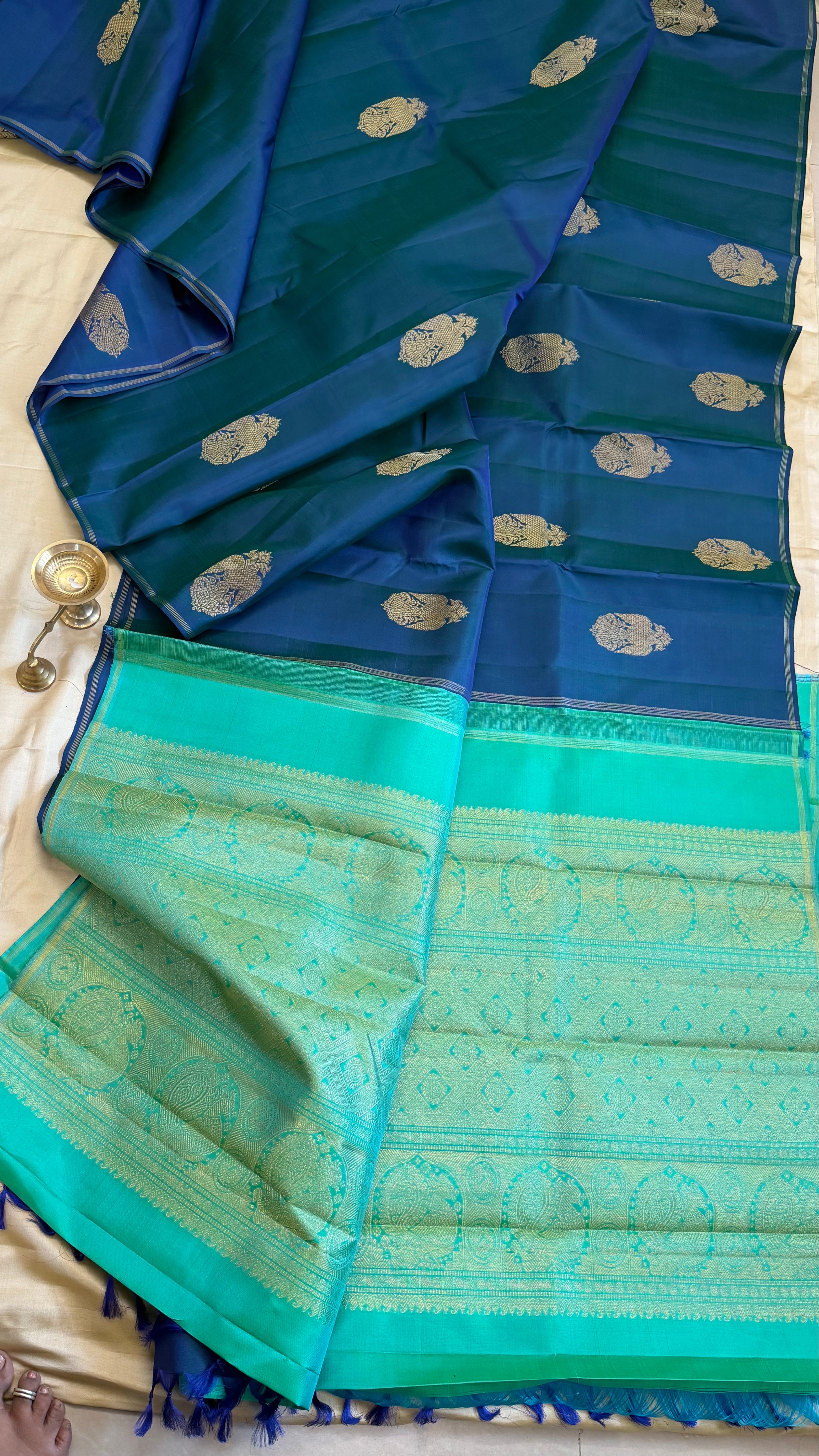 Rama blue  Iruthalaipakshi butta borderless/ Kanjipuram Silk