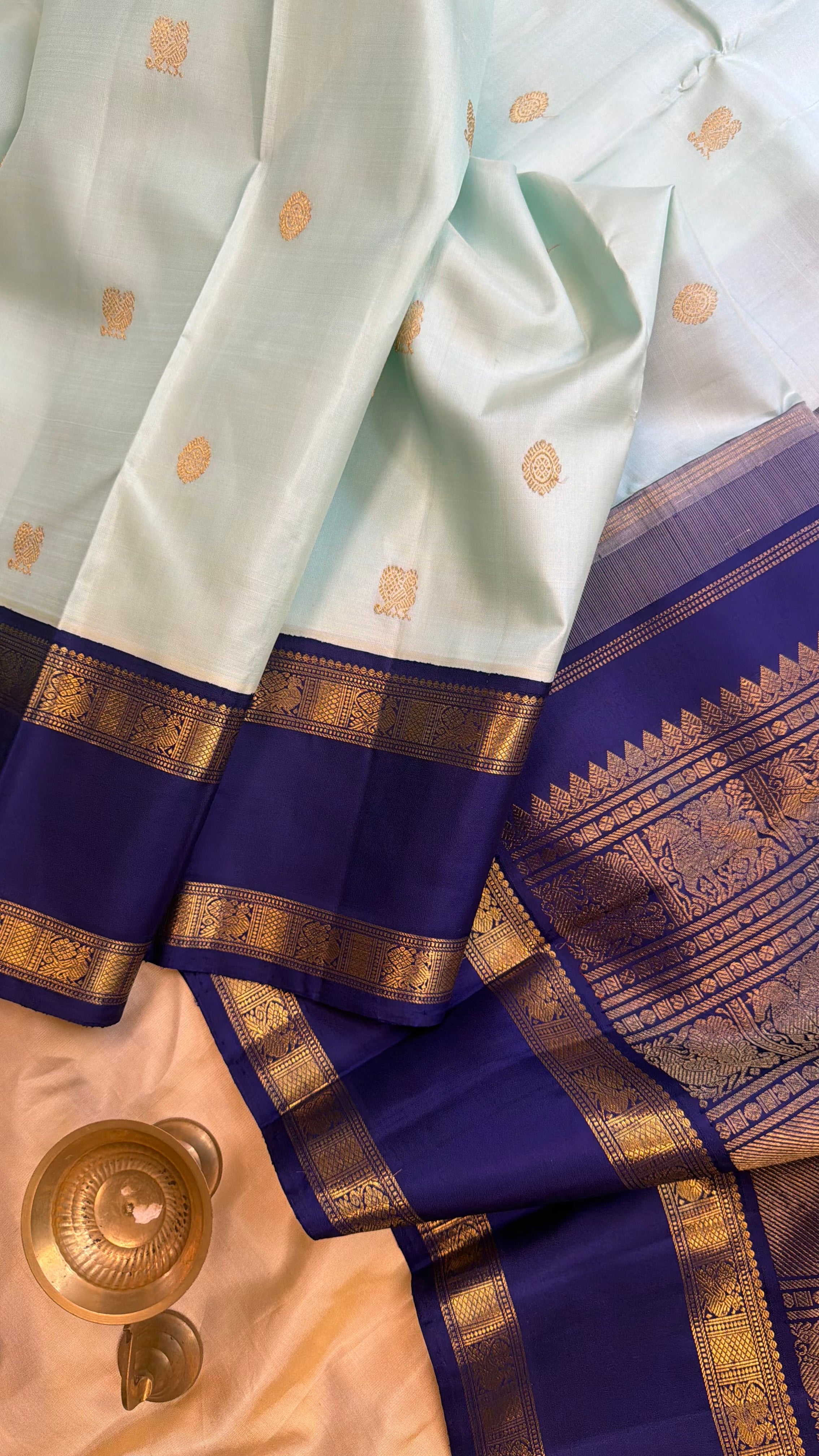 Light blue retta pet Korvai. / Kanjipuram silk