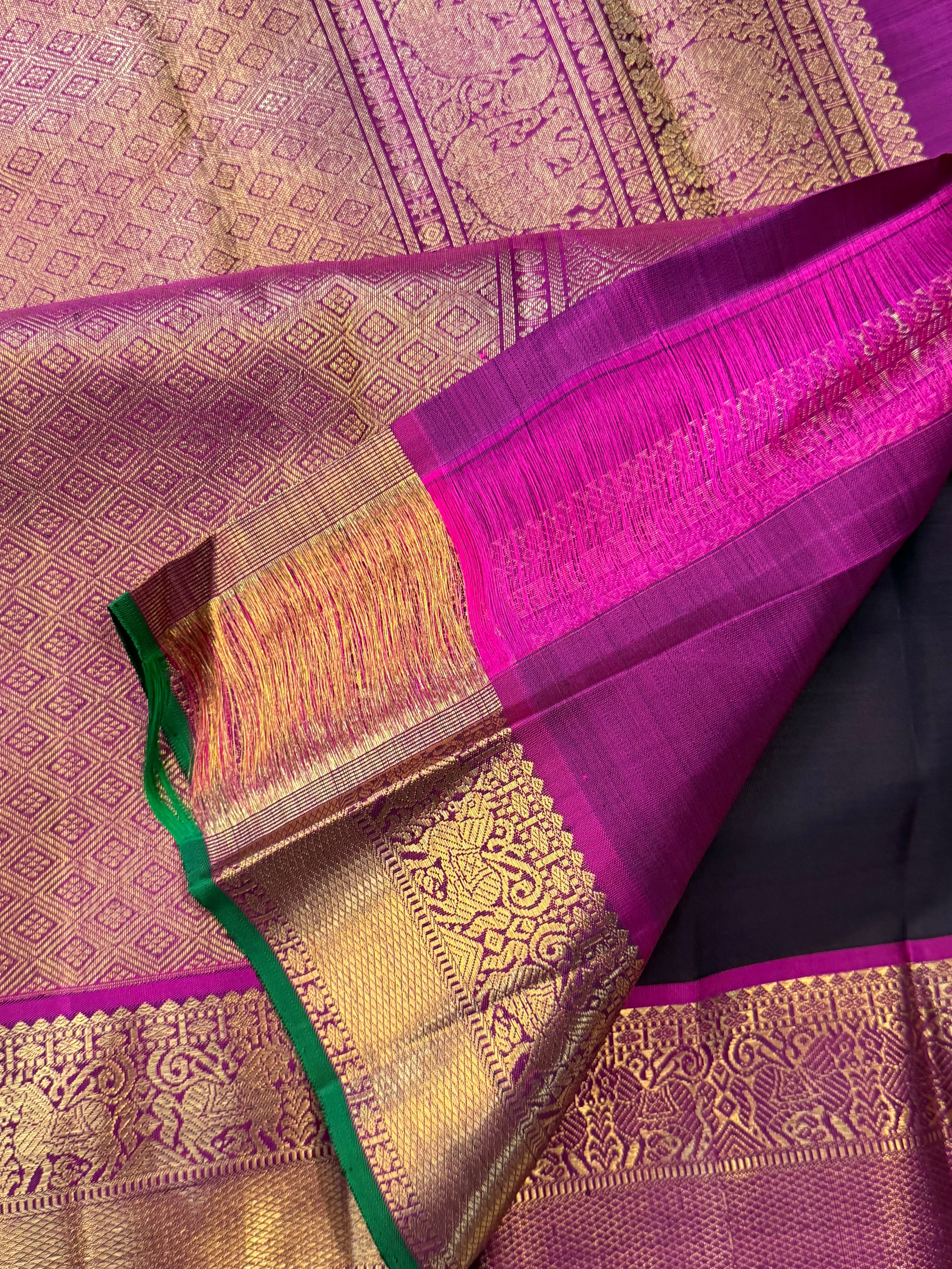 Kanchana oosivanam Butta  / pure Kanjipuram silk