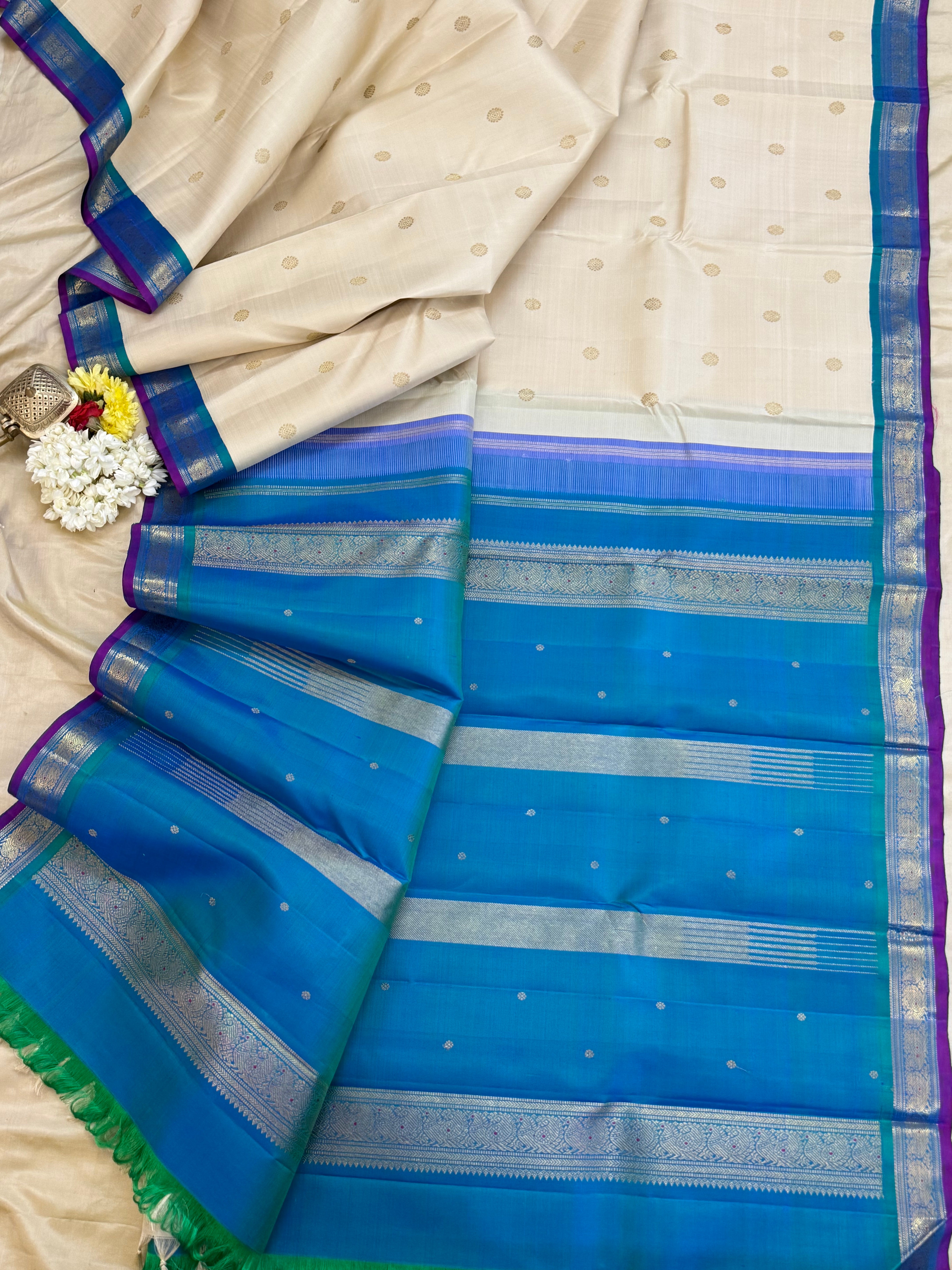 OFF WHITE WITH MAYILKAZHUTHU SAMLL KORVAI / KANJIPURAM SILK CLSA10125
