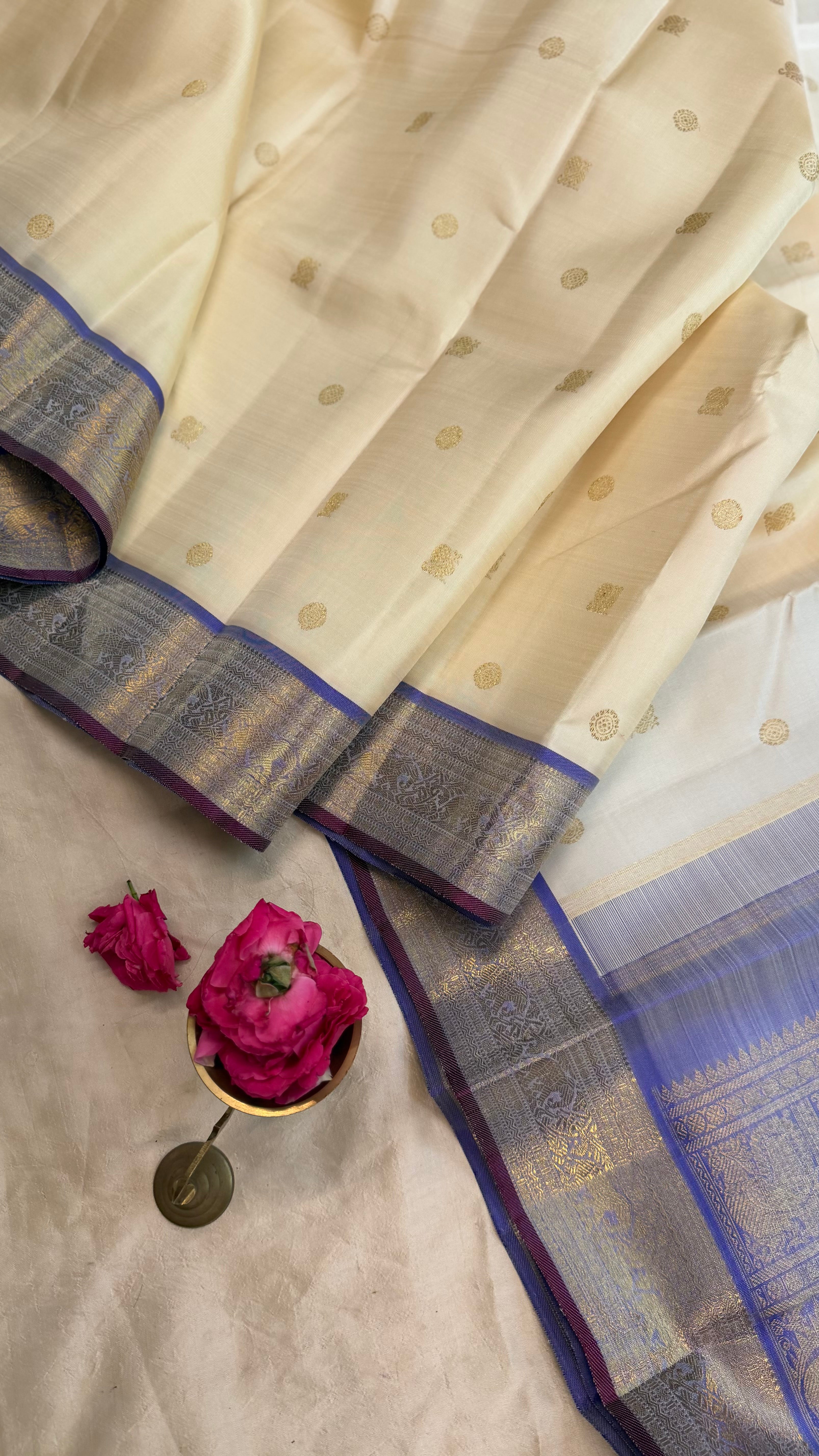 Venpattu series lavender border/ Kanjipuram sarees