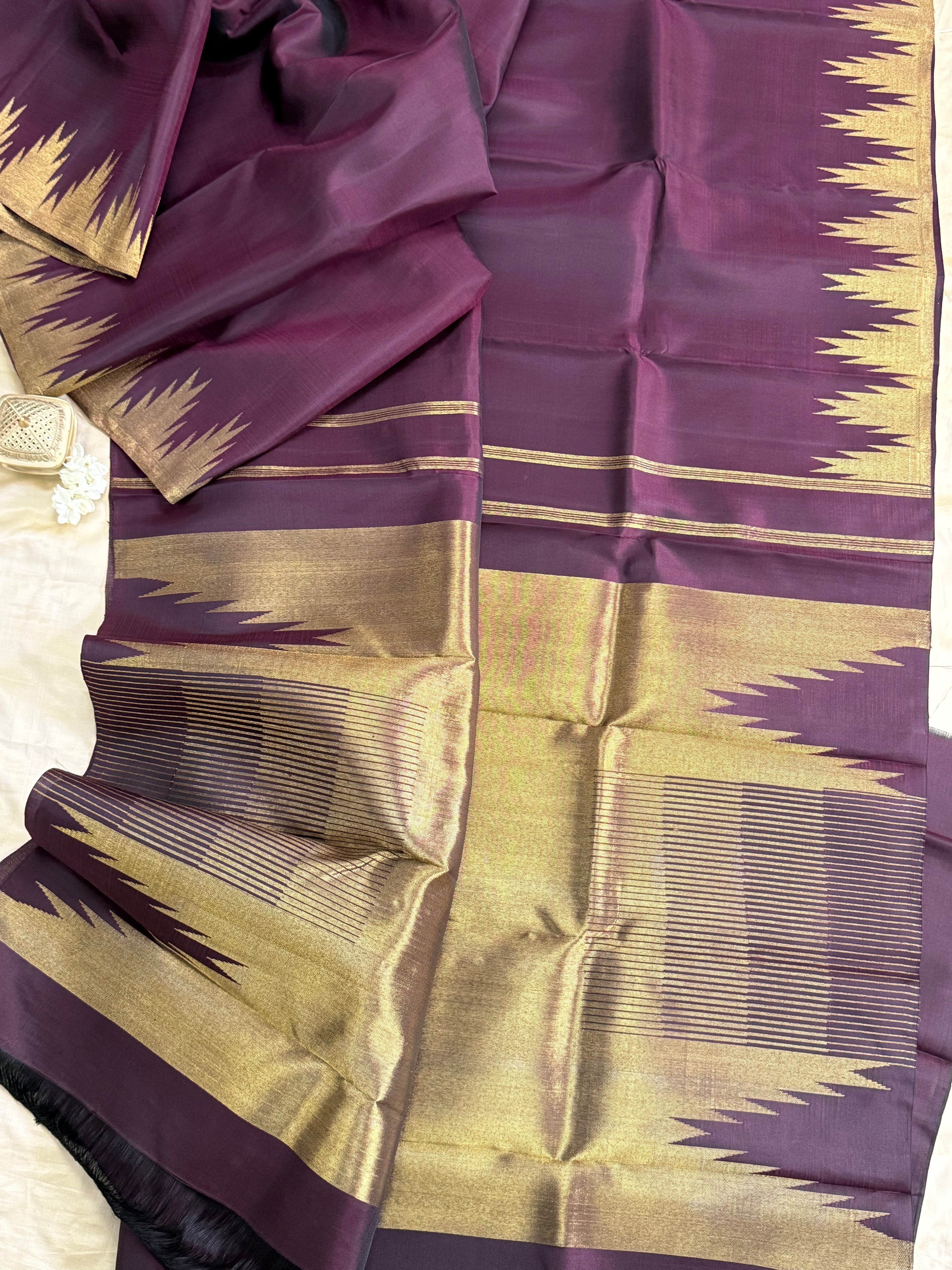 Deep pakku shot black 8 kol temple border/ Kanjipuram silk CLSA2092