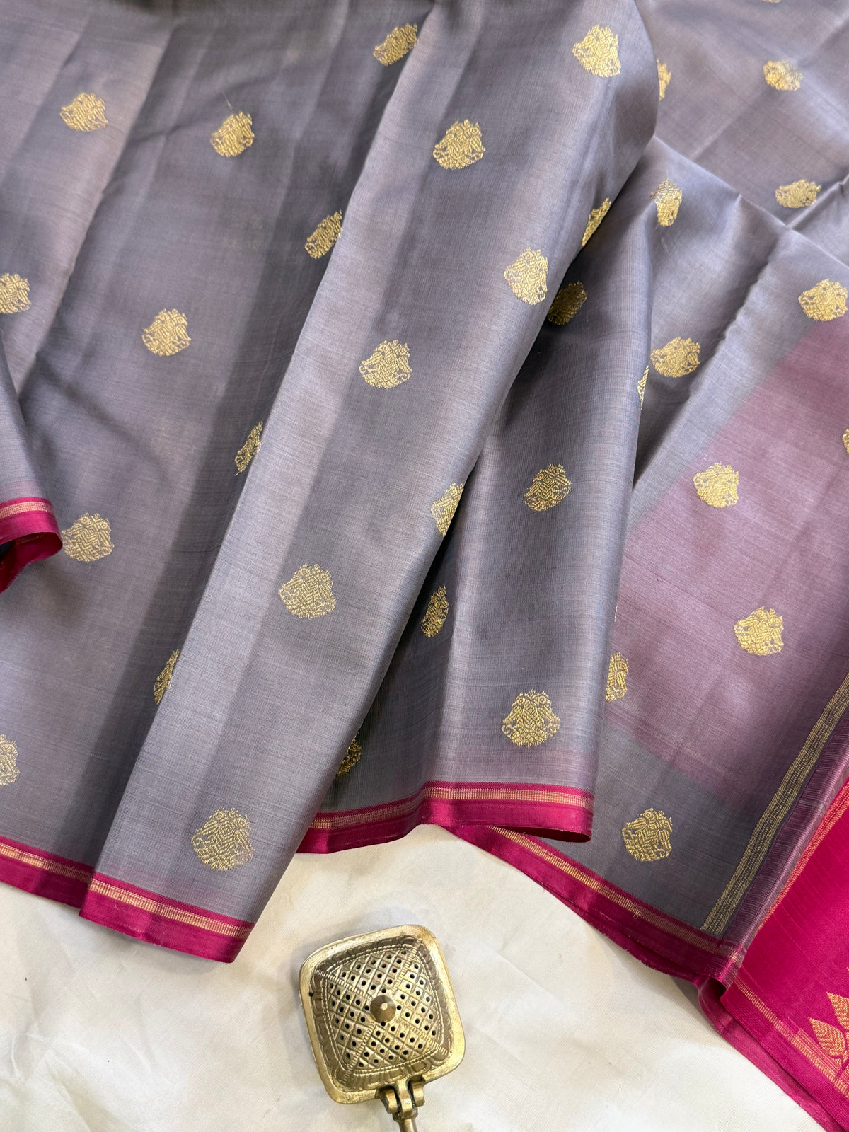 Grey Iruthalaipakshi butta organza  borderless / Kanjipuram silk CLSA12820