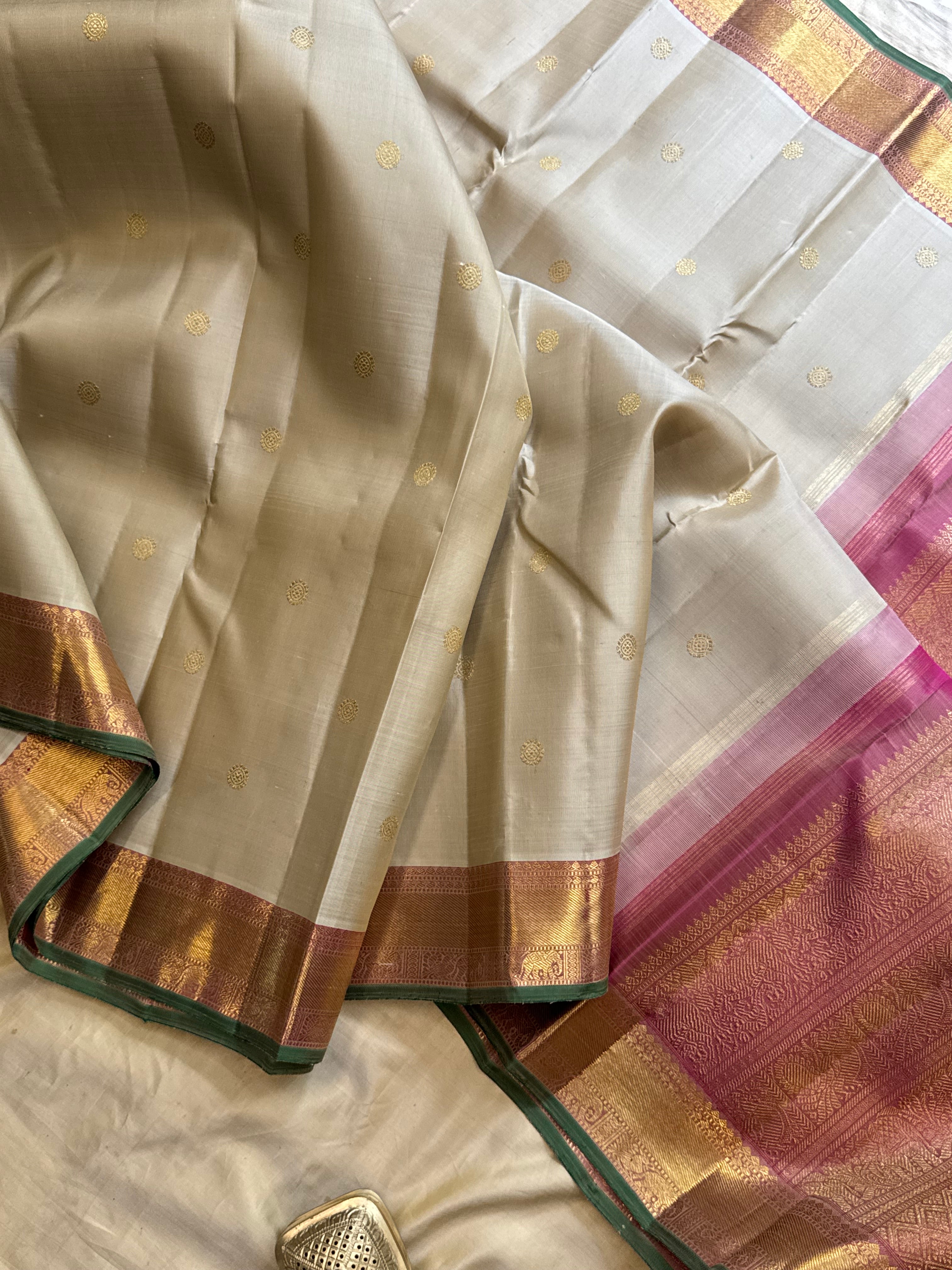 Beige pink border  / Kanjipuram silk
