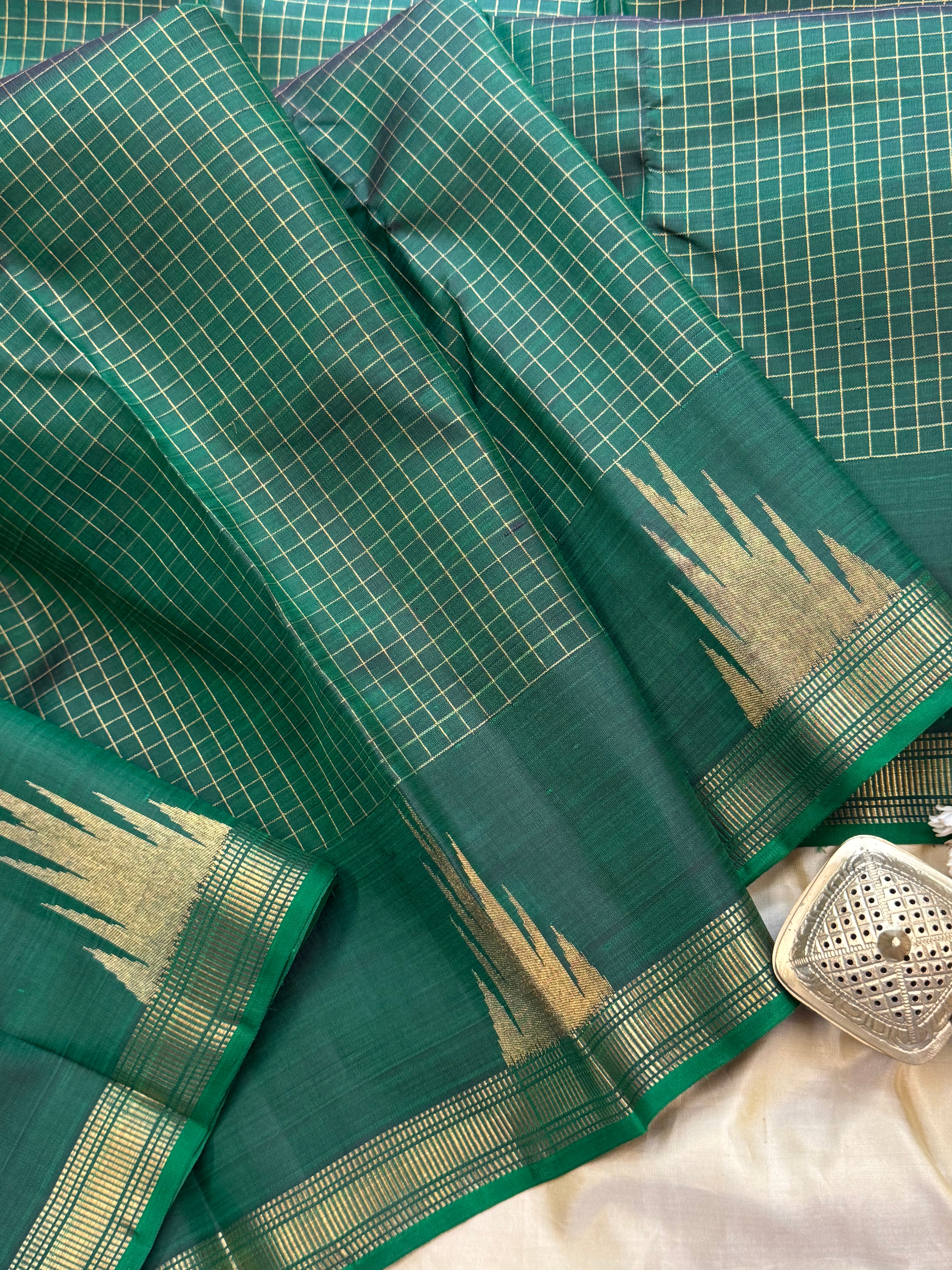 Green zari kattam temple border - contrast pallu / Kanjipuram silk CLSA528