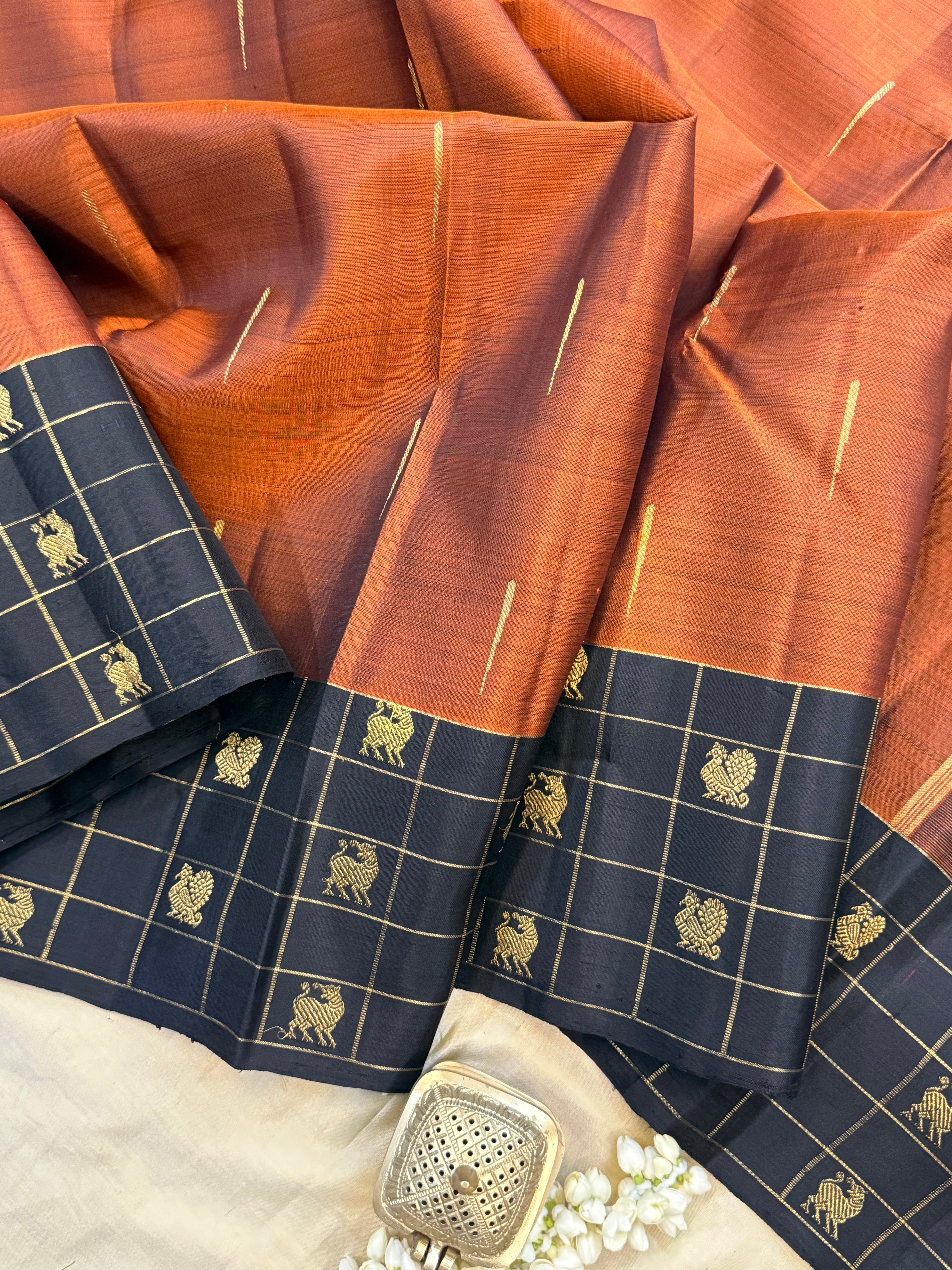 Rust malli moggu and black kattam border butta / Kanjipuram silk CL9998