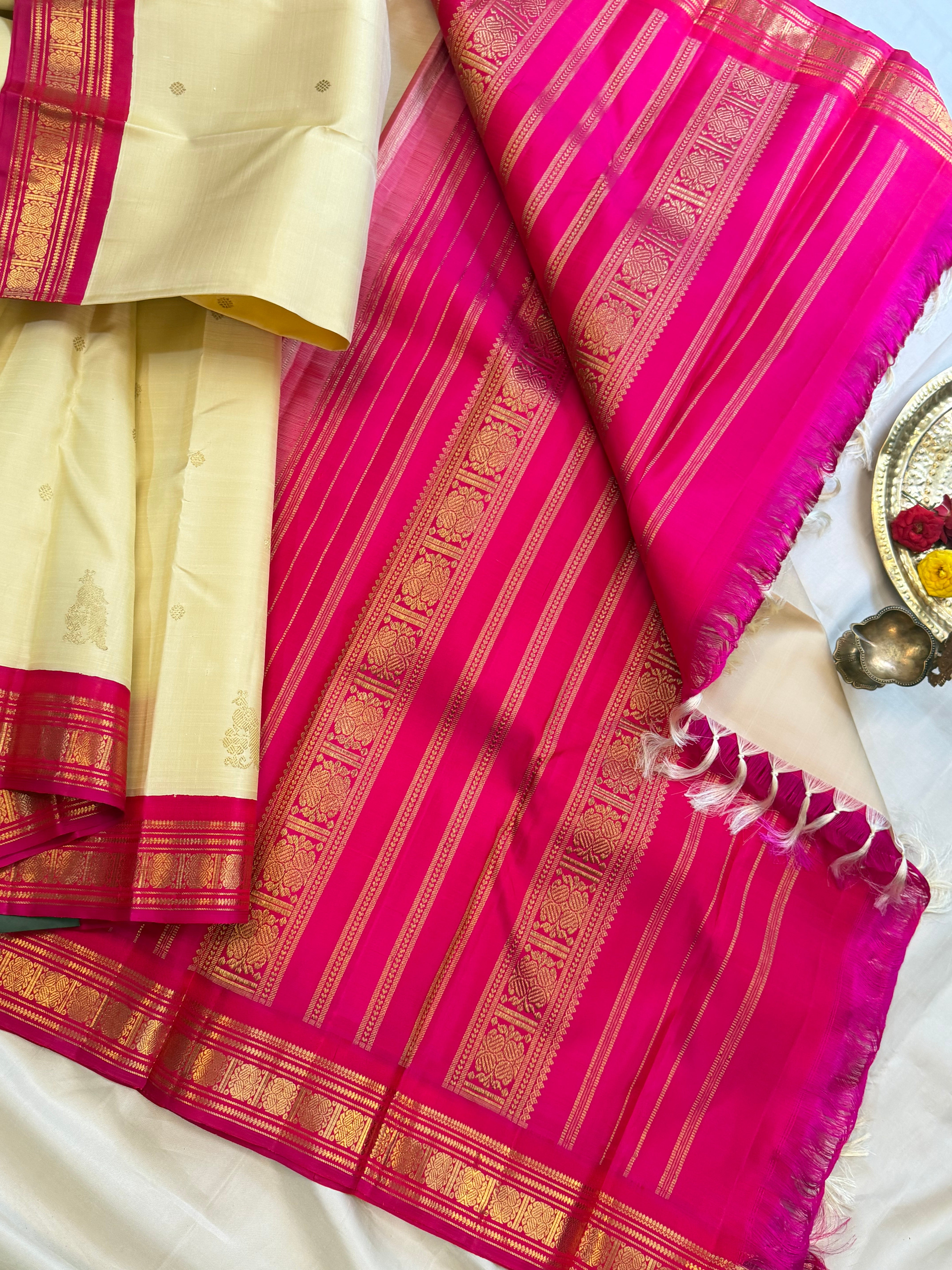 Malligai : off white Korvai beetu Butta pure Zari Kanjipuram silk