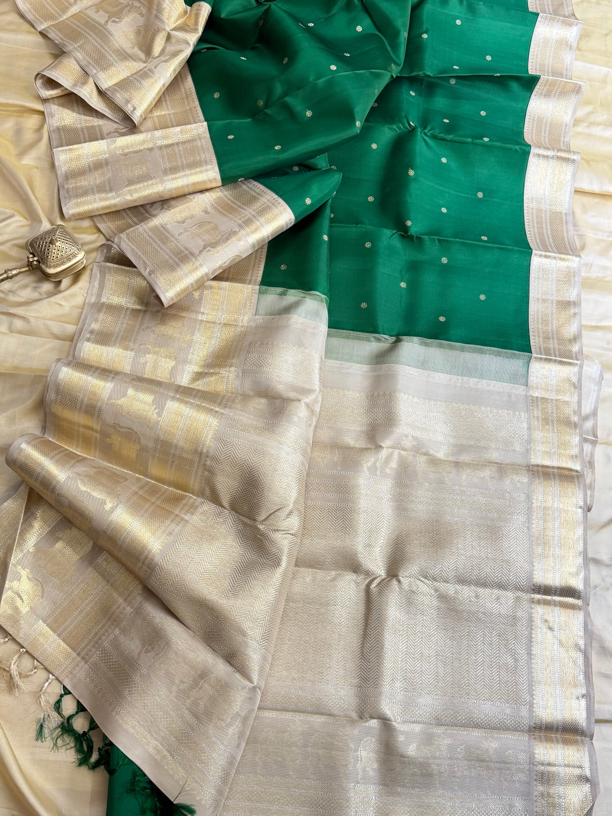 Green cow border Korvai  / Arani silk