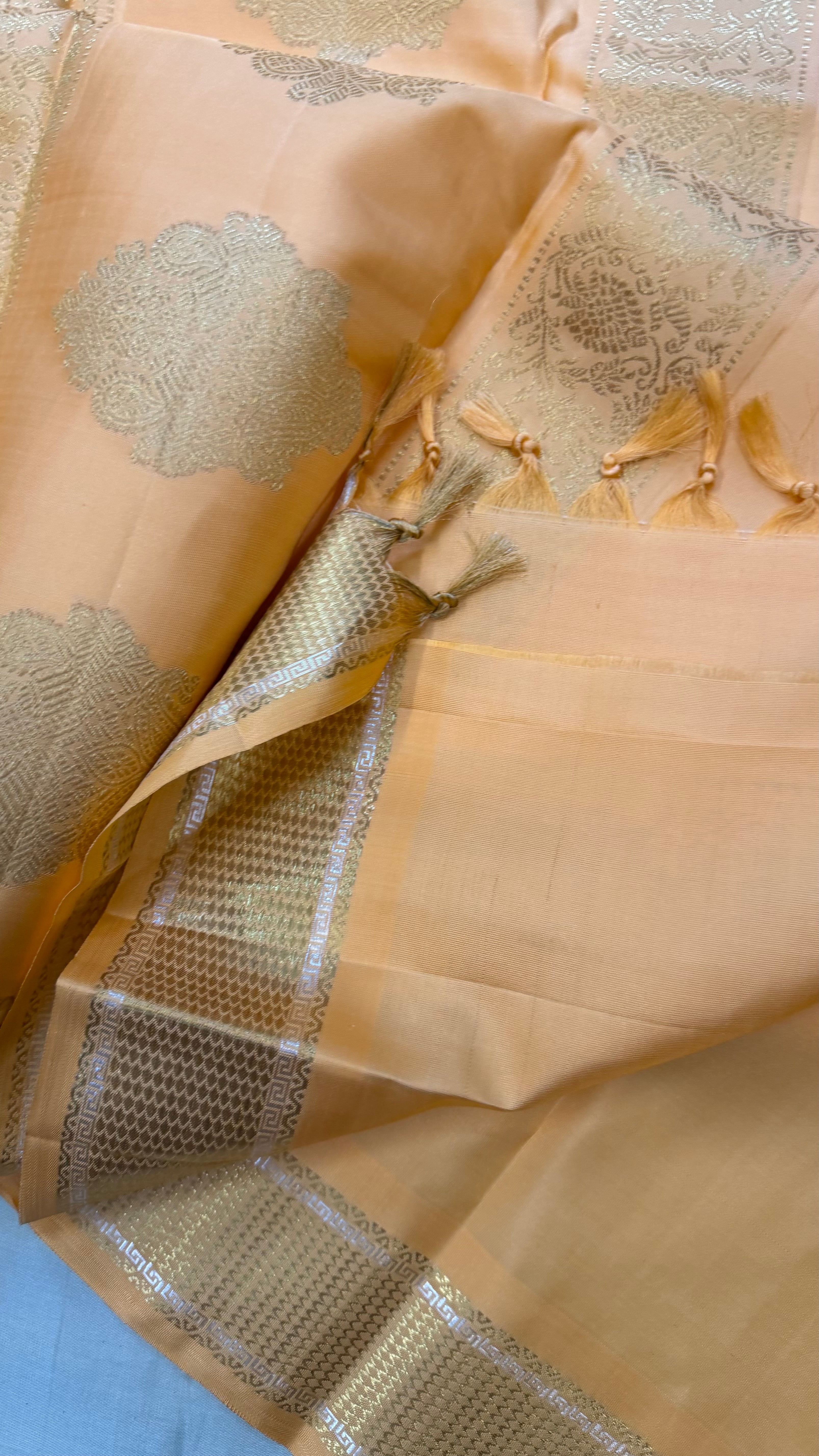 Light peachish kanagambaram shade    master weaver / Kanjipuram silk