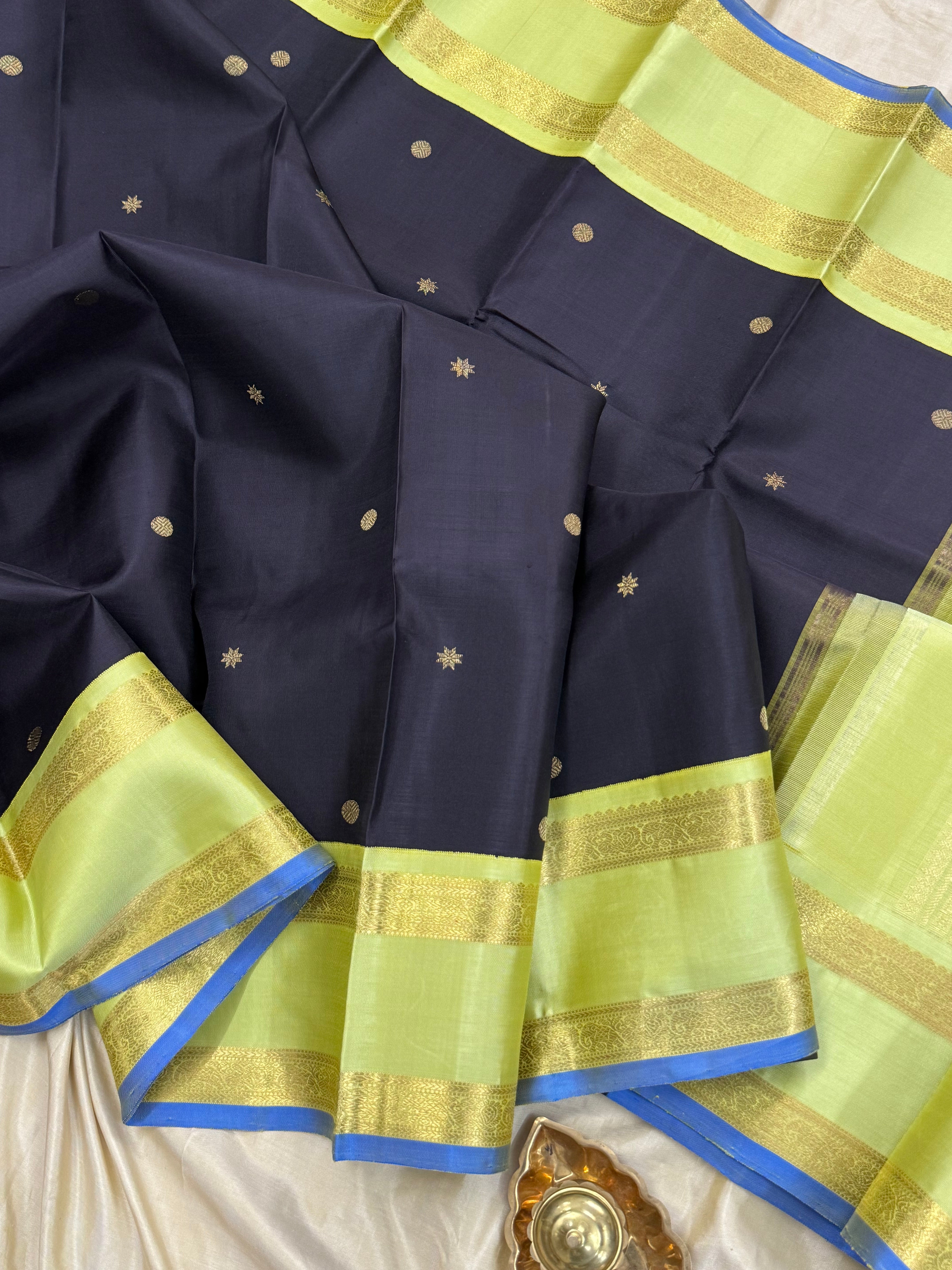 Black and lite green rettapet border/ Kanjipuram silk CL1345