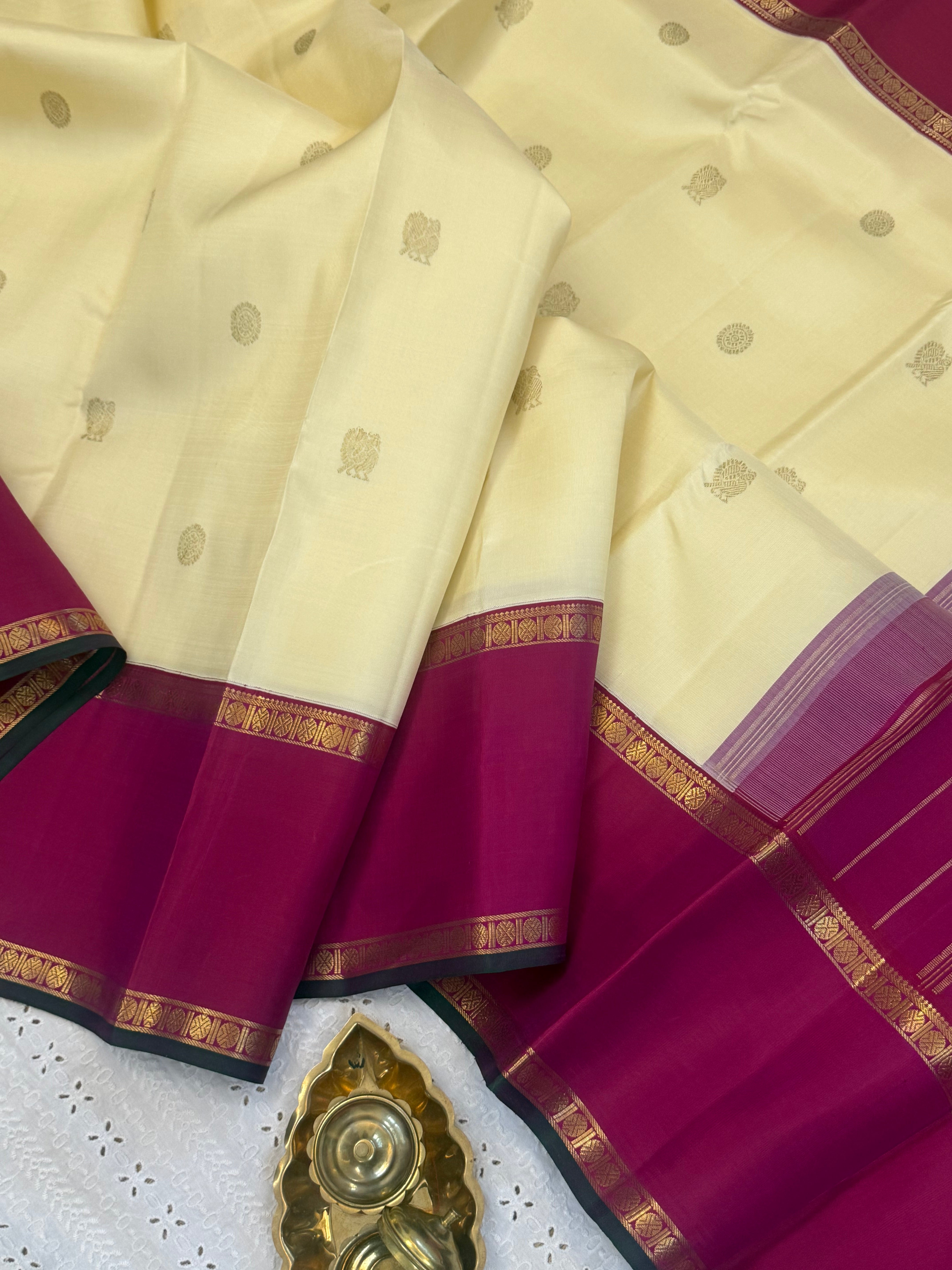 Cream body chakram Butta with retta pet Korvai / kanjipuram silk saree