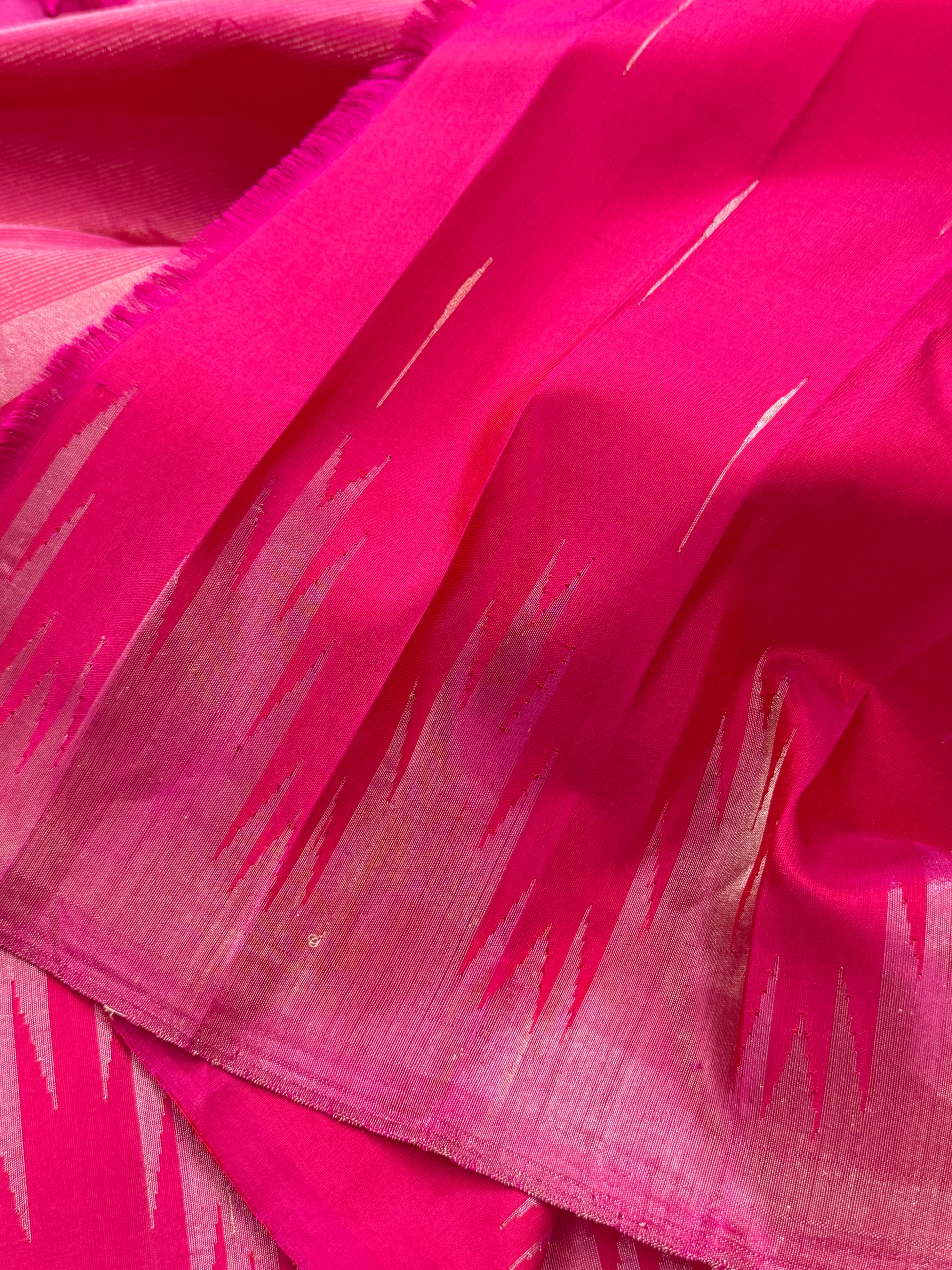 Fuchsia pink malli Moggu body with 8 kol border / Gadwal silk CLSA11300
