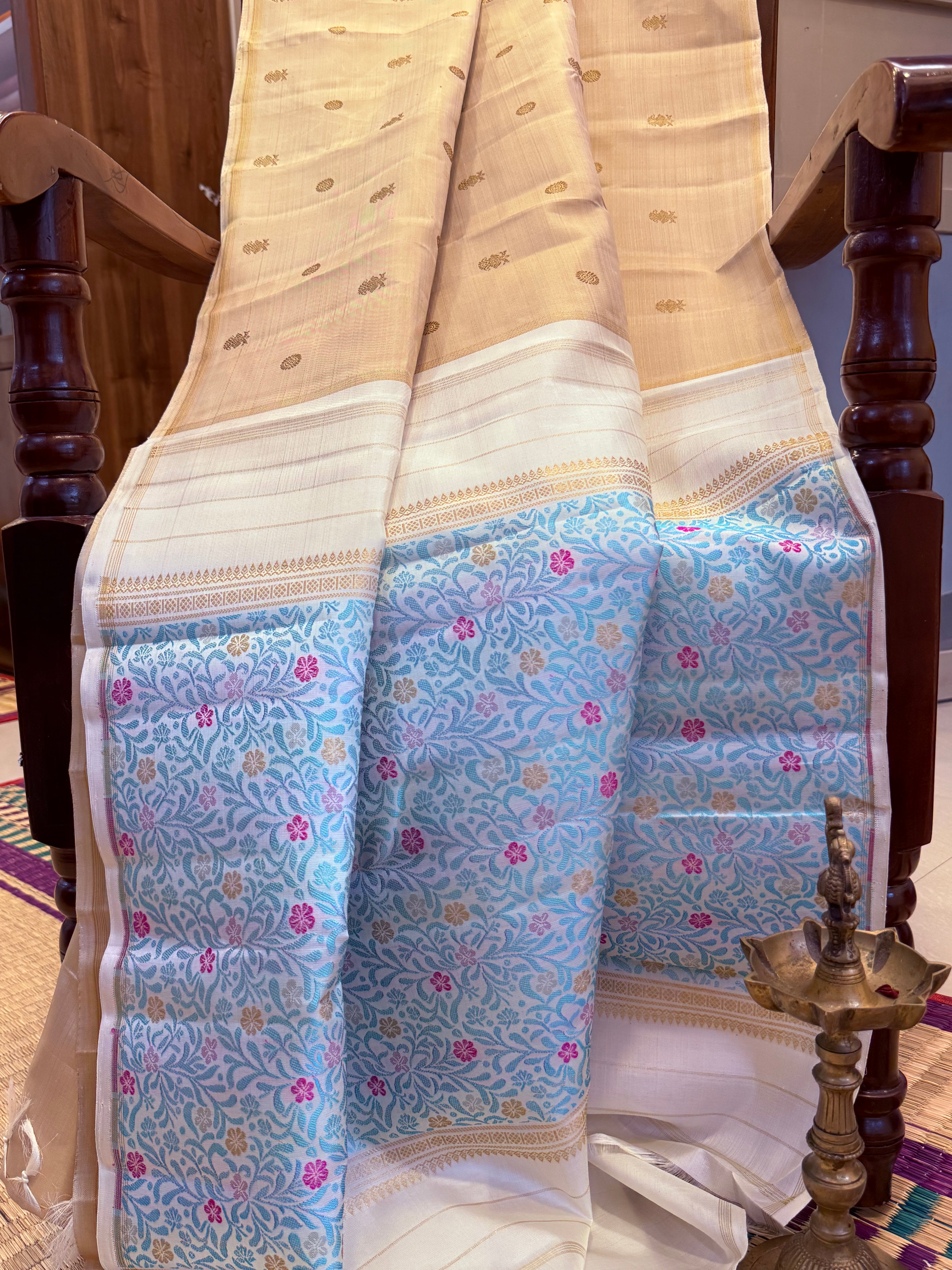 Offwhite Iruthalaipakshi and chakram butta unique pallu/ Kanjipuram silk CL10137