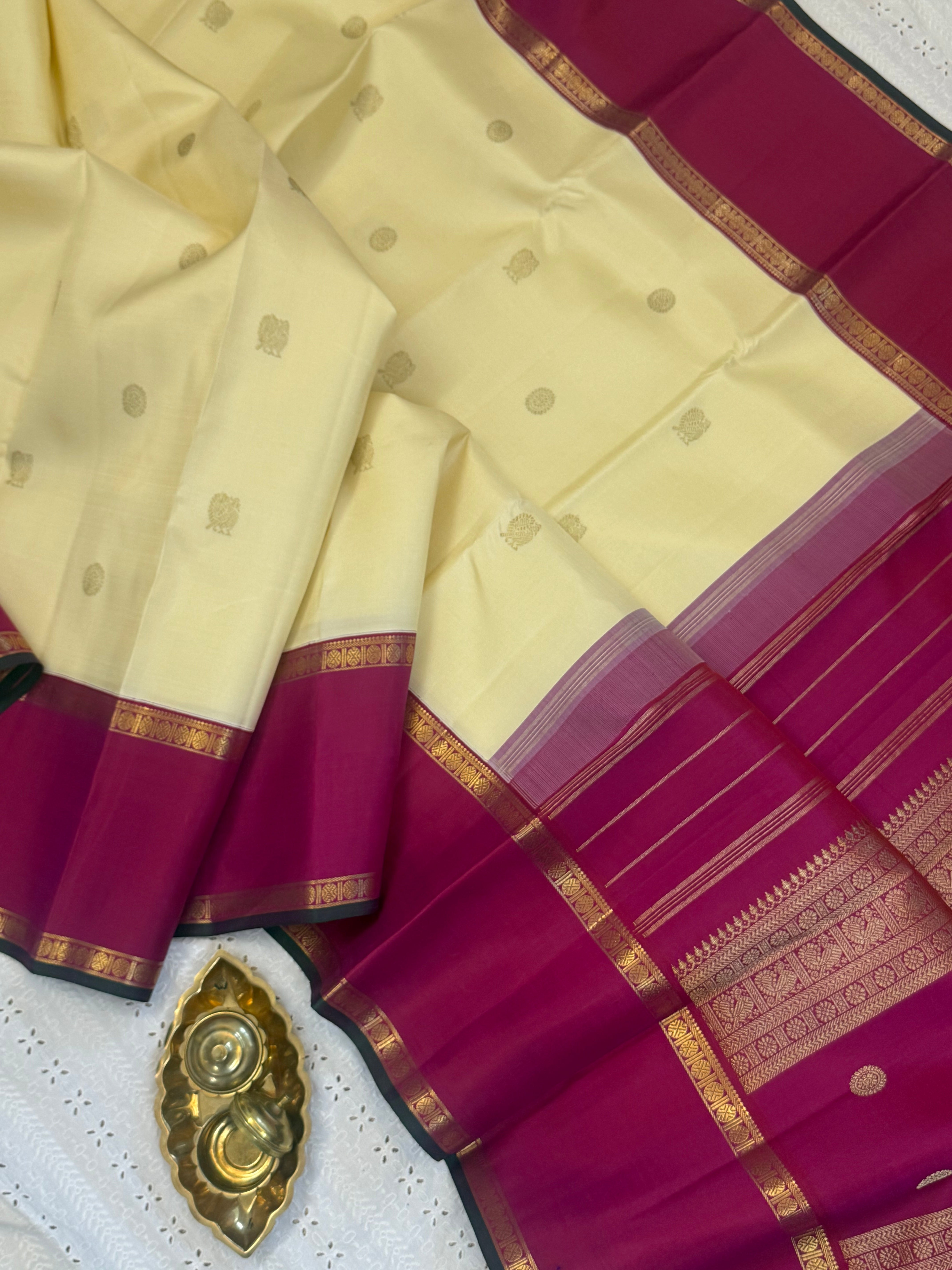Cream body chakram Butta with retta pet Korvai / kanjipuram silk saree