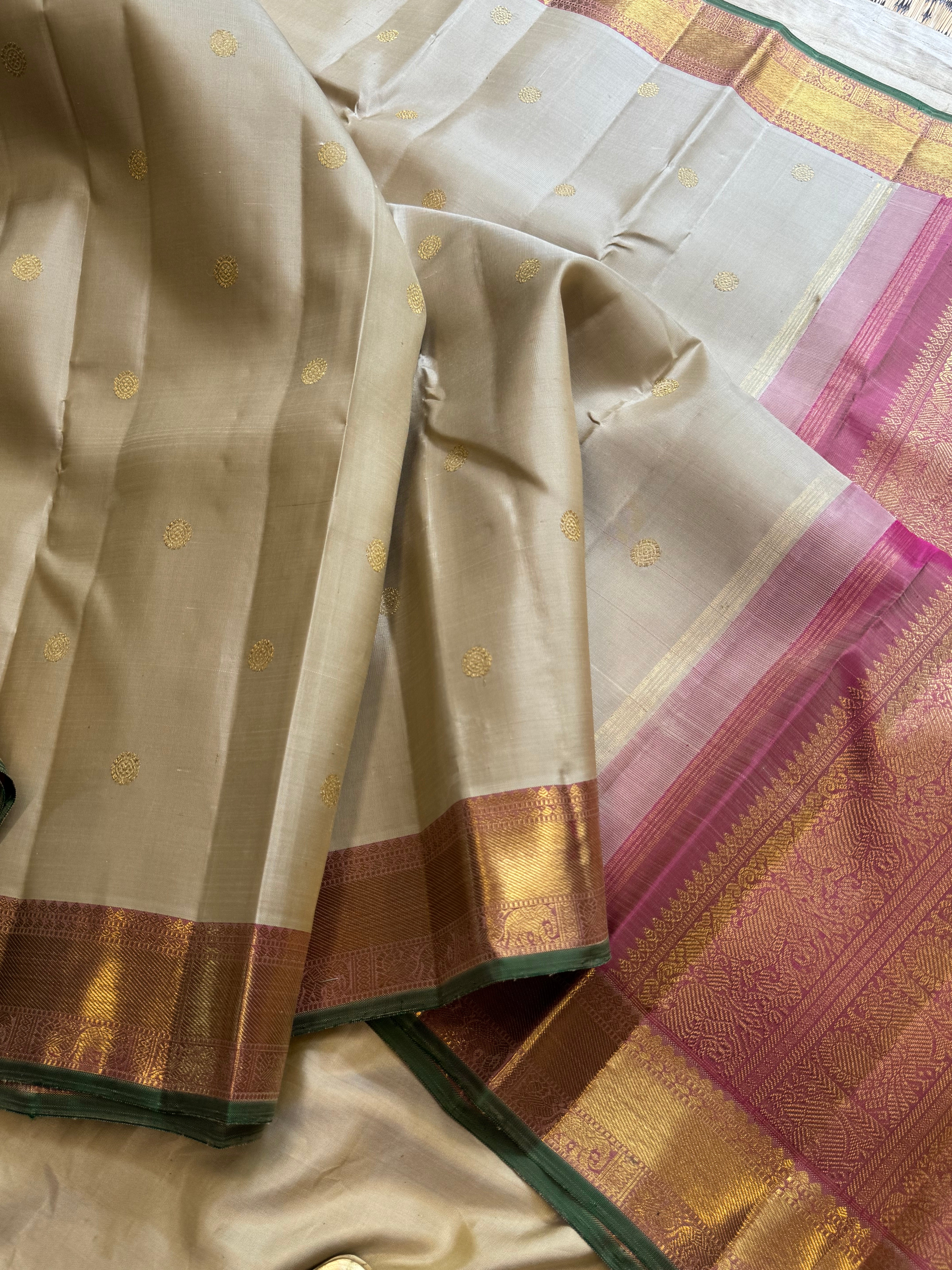 Beige pink border  / Kanjipuram silk