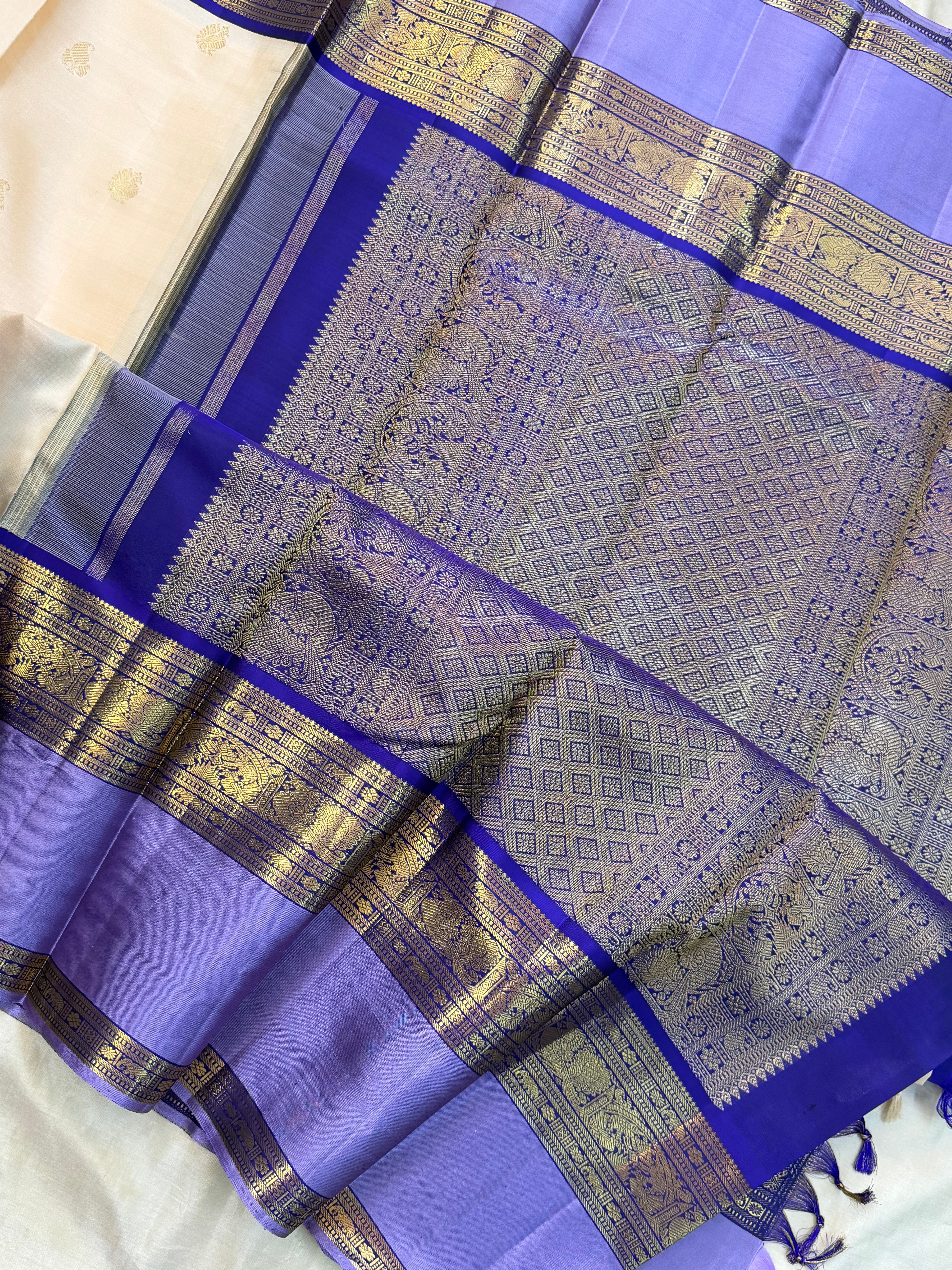 Onam collection: cream Korvai kaal erangina border / pure zari Kanjipuram silk