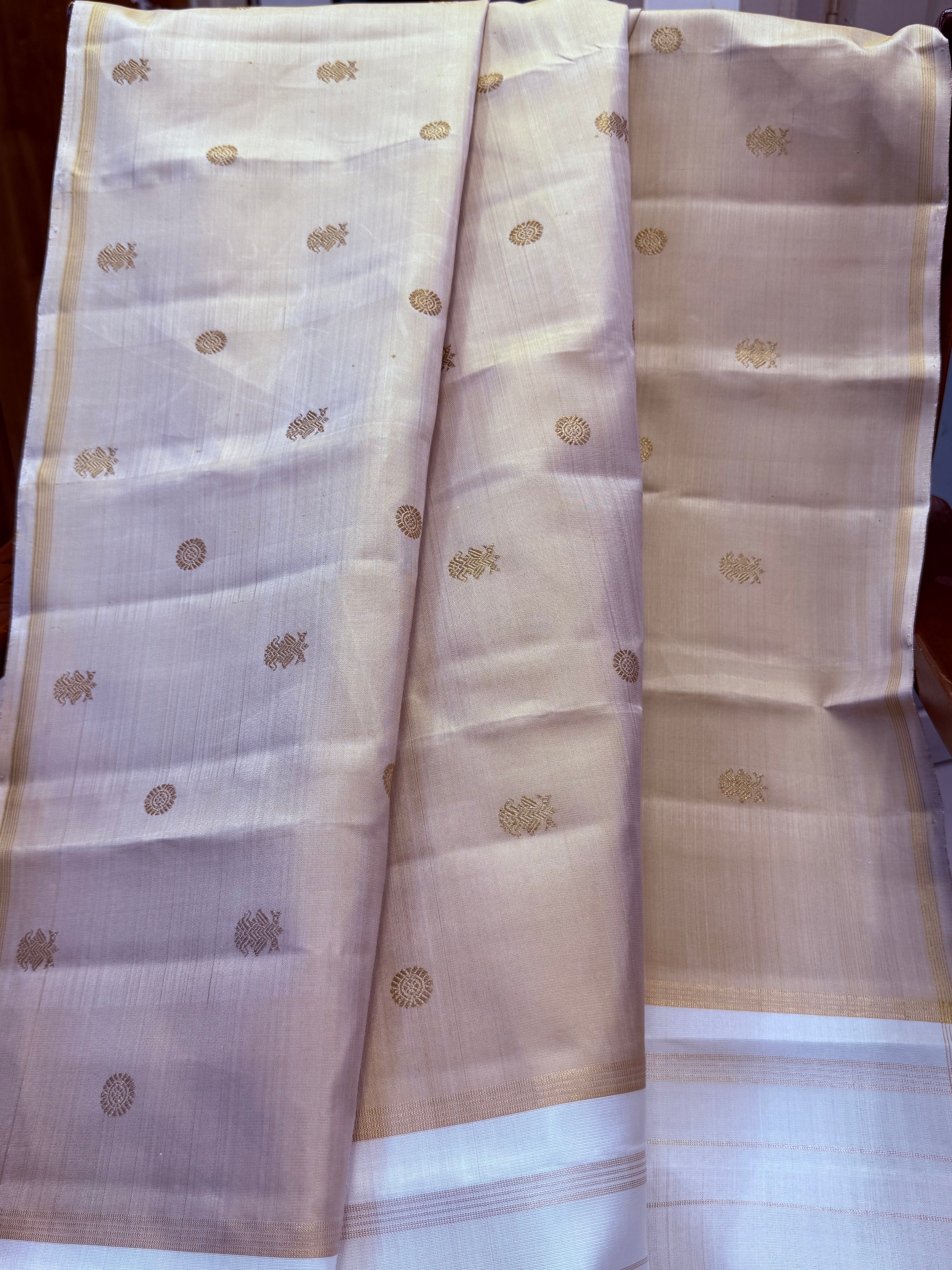 Offwhite Iruthalaipakshi and chakram butta unique pallu/ Kanjipuram silk CL10137