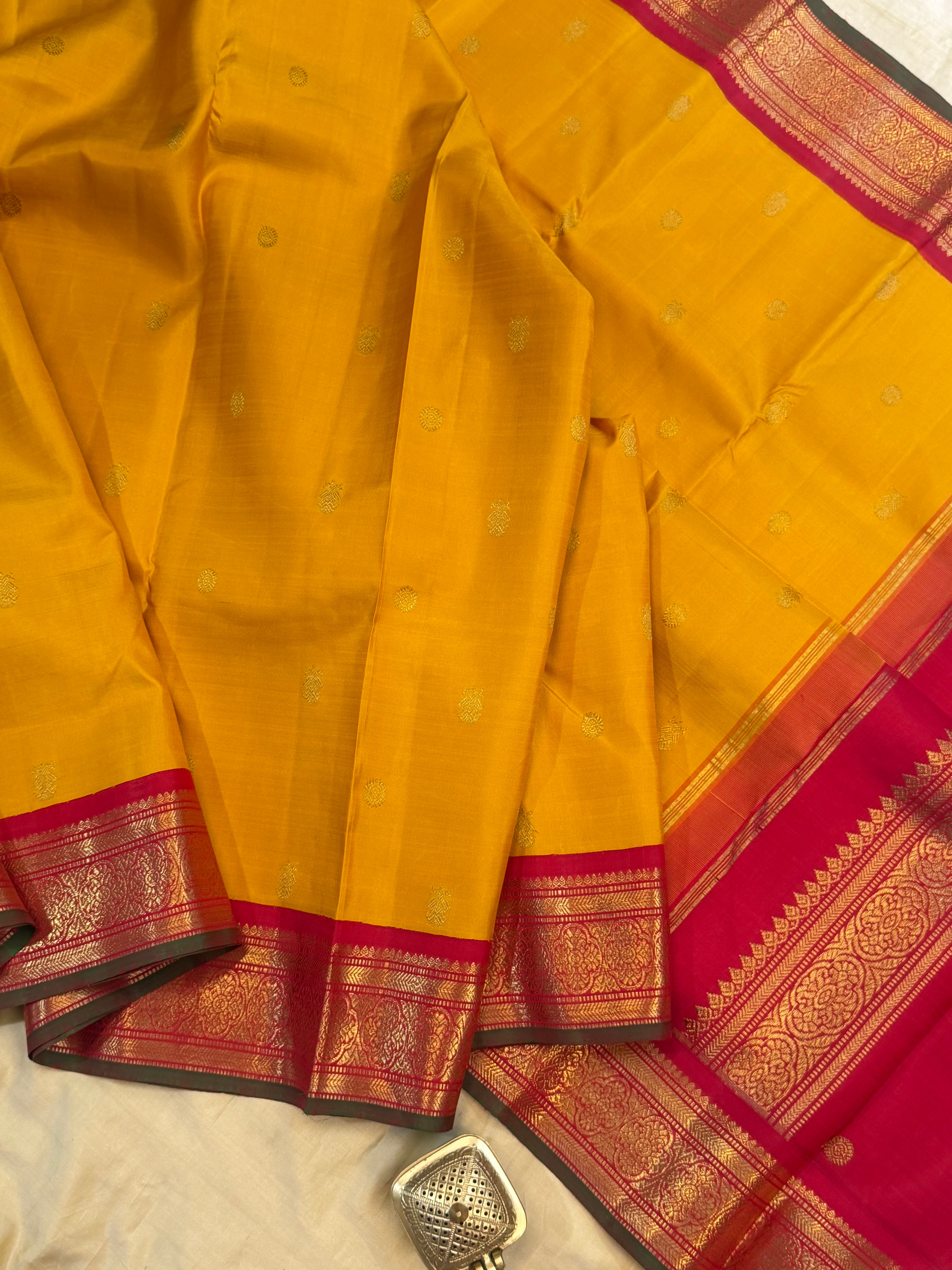 Golden manjal korvai / kanjipuram silk