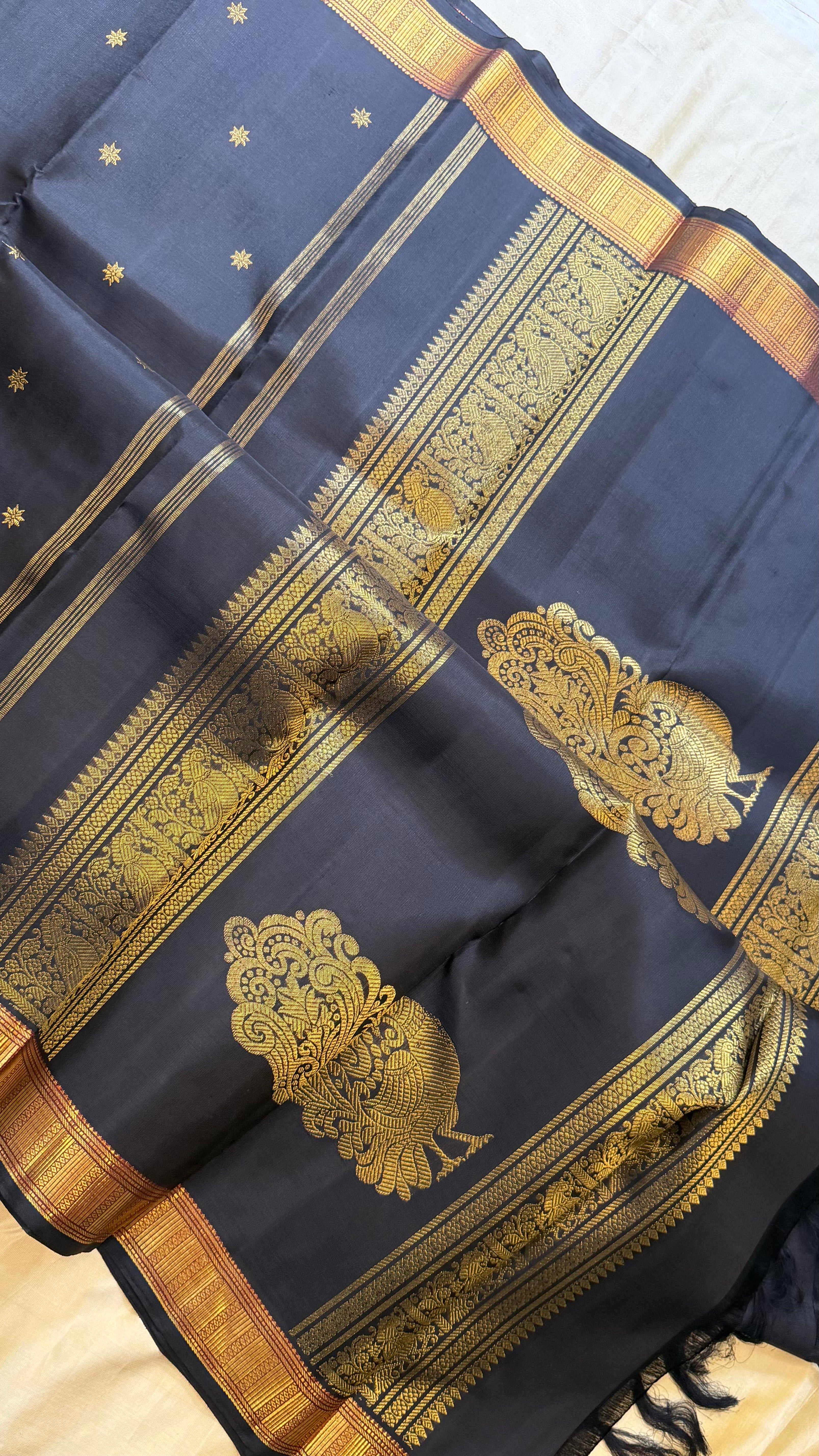 Vizhli: Black small border unique palla.  / Kanjipuram silk