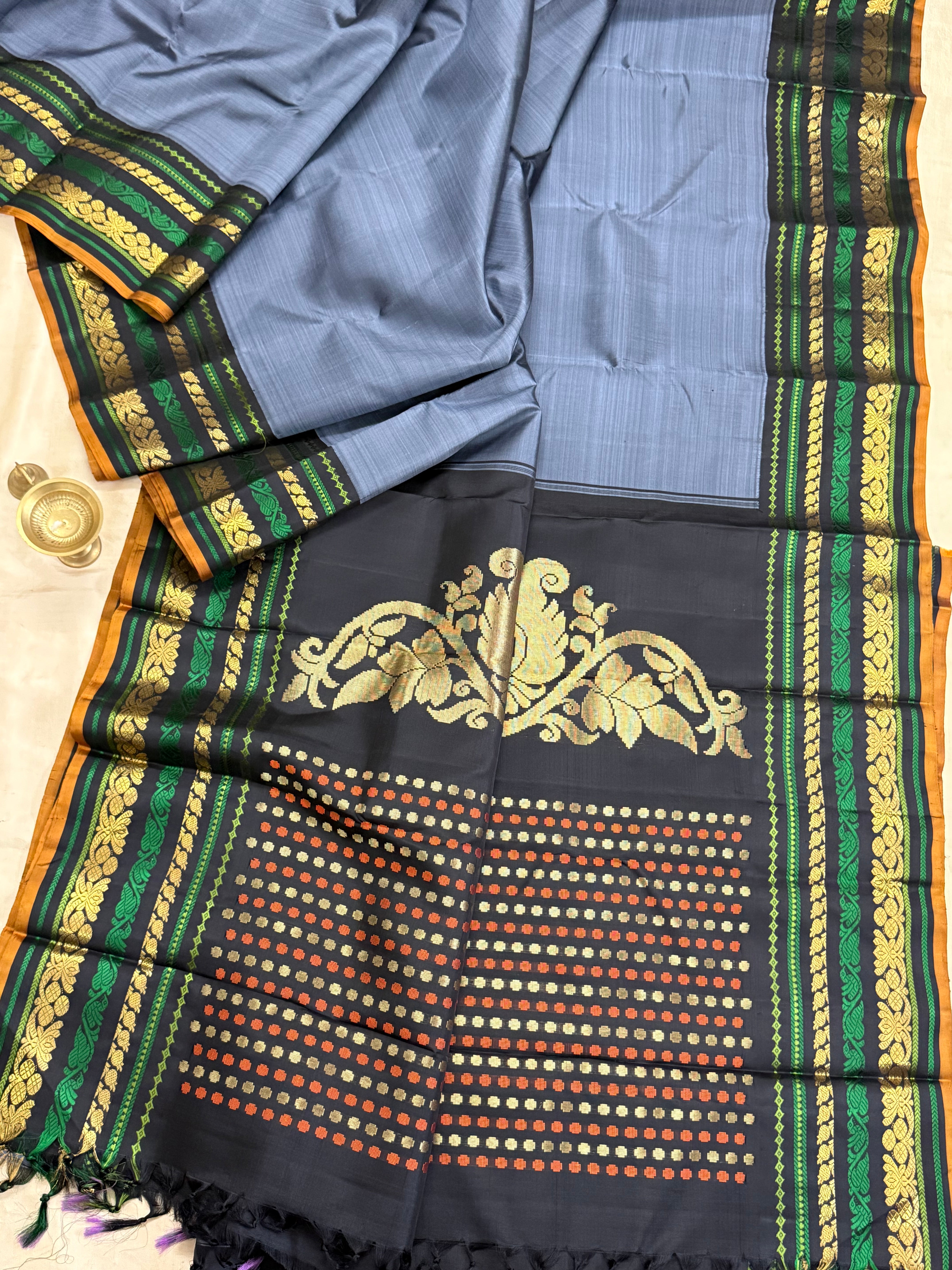 Master weaver - Grey and black Sorgavasal pallu / Kanjipuram silk