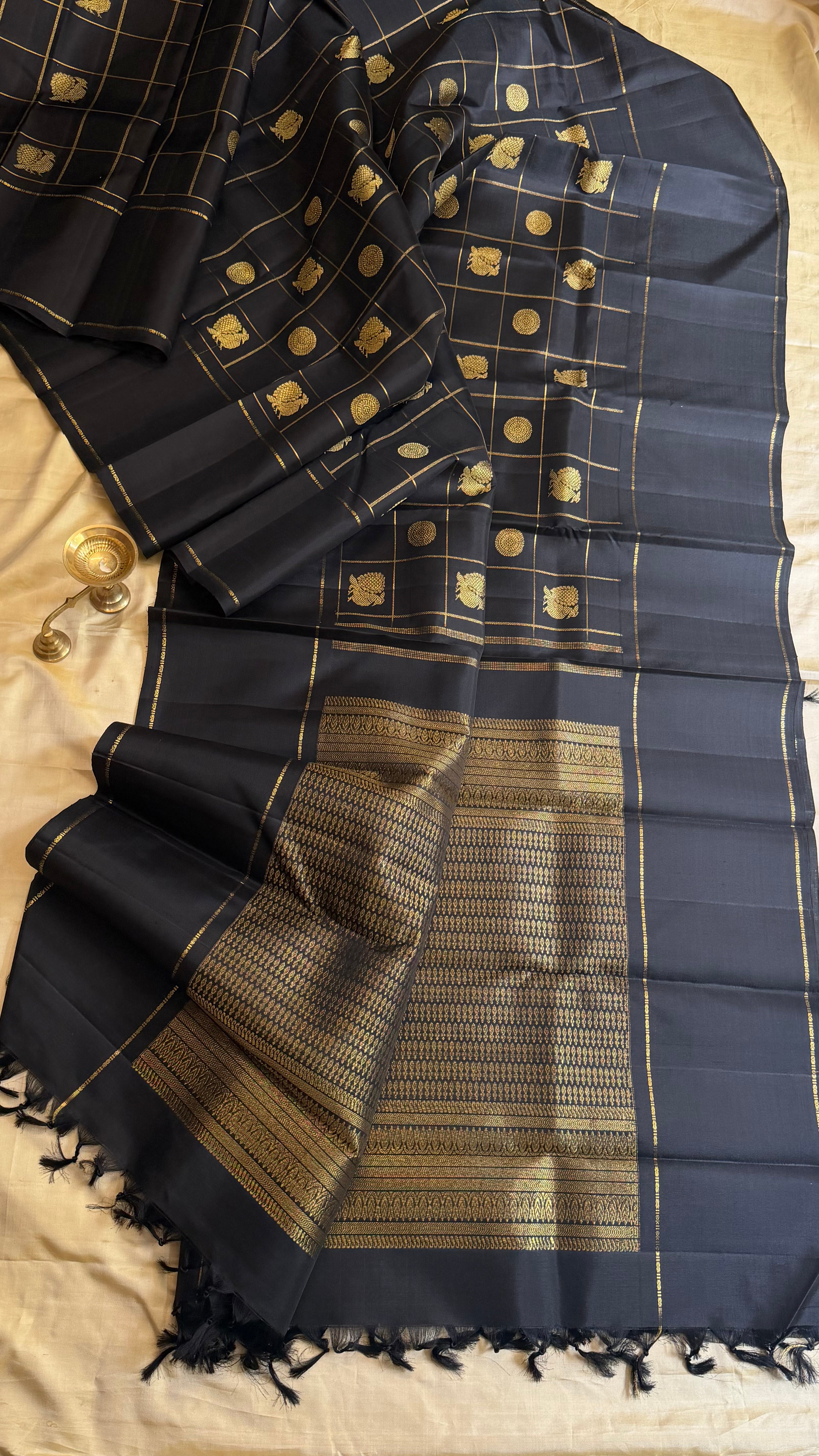 Vizhli: Black Kattam Annam chakram Butta  / Kanjipuram silk