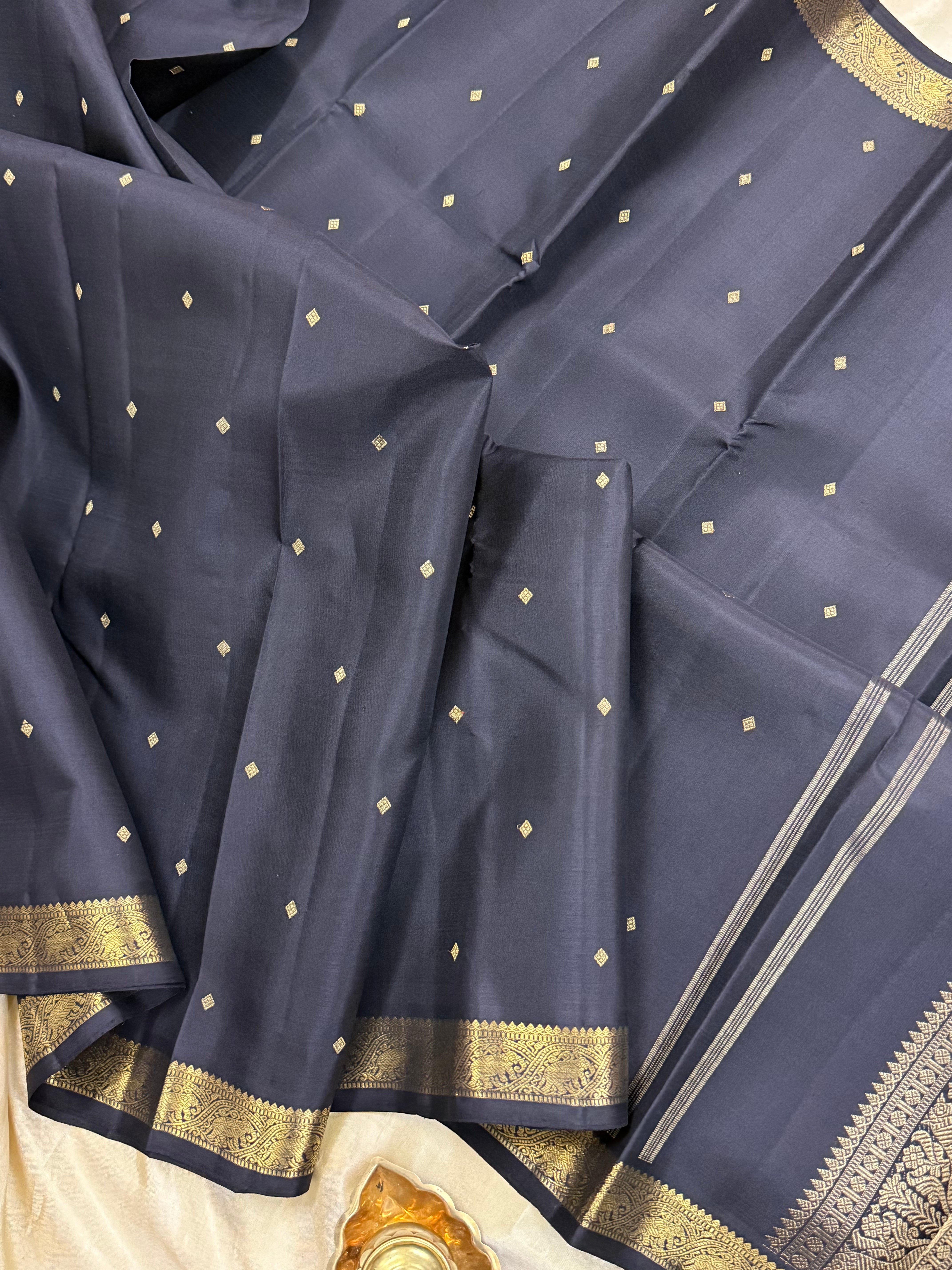 Black small border/ Kanjipuram silk CL8482