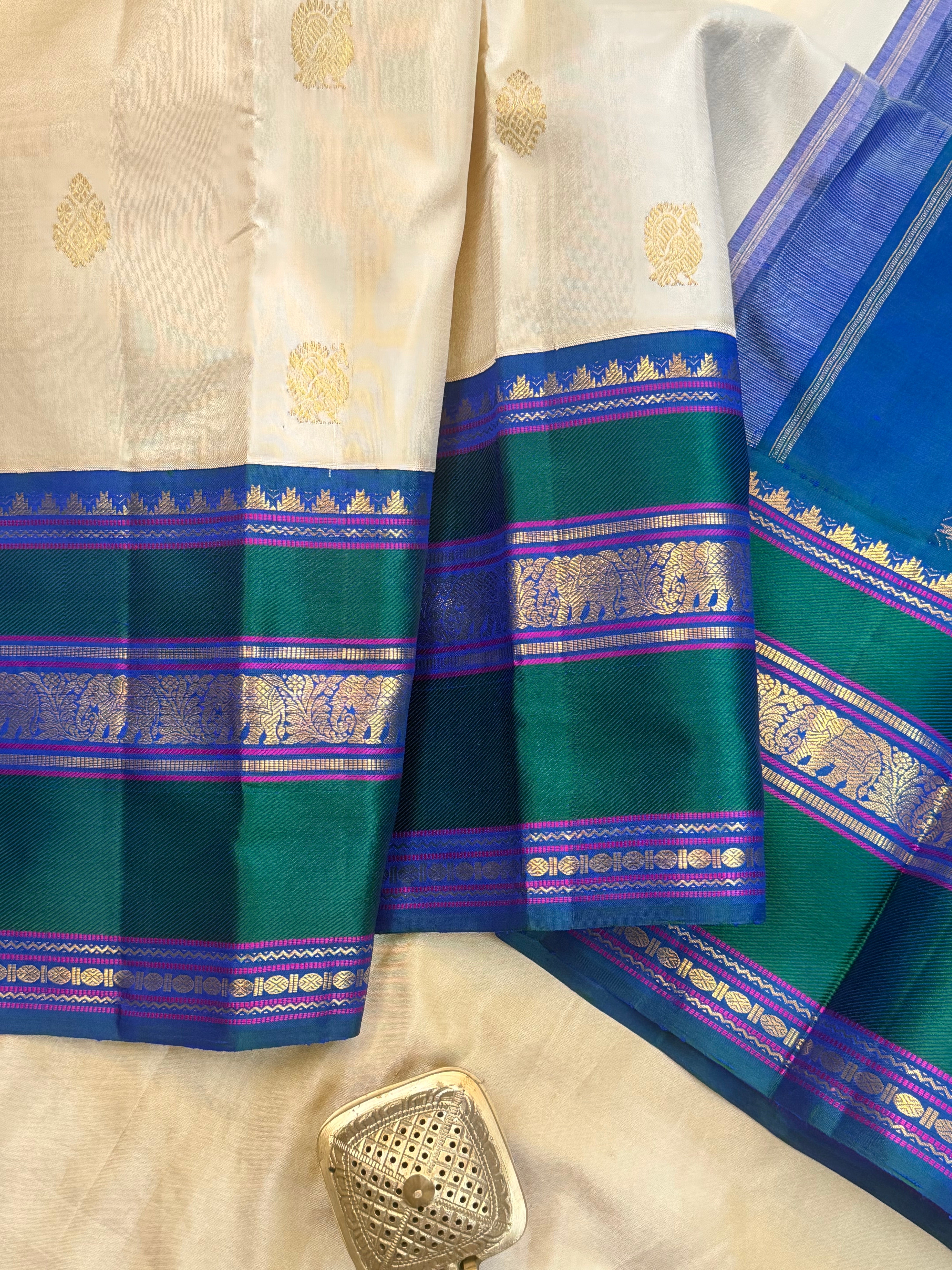 Onam collection:  off white triple pet Korvai / pure zari Kanjipuram silk